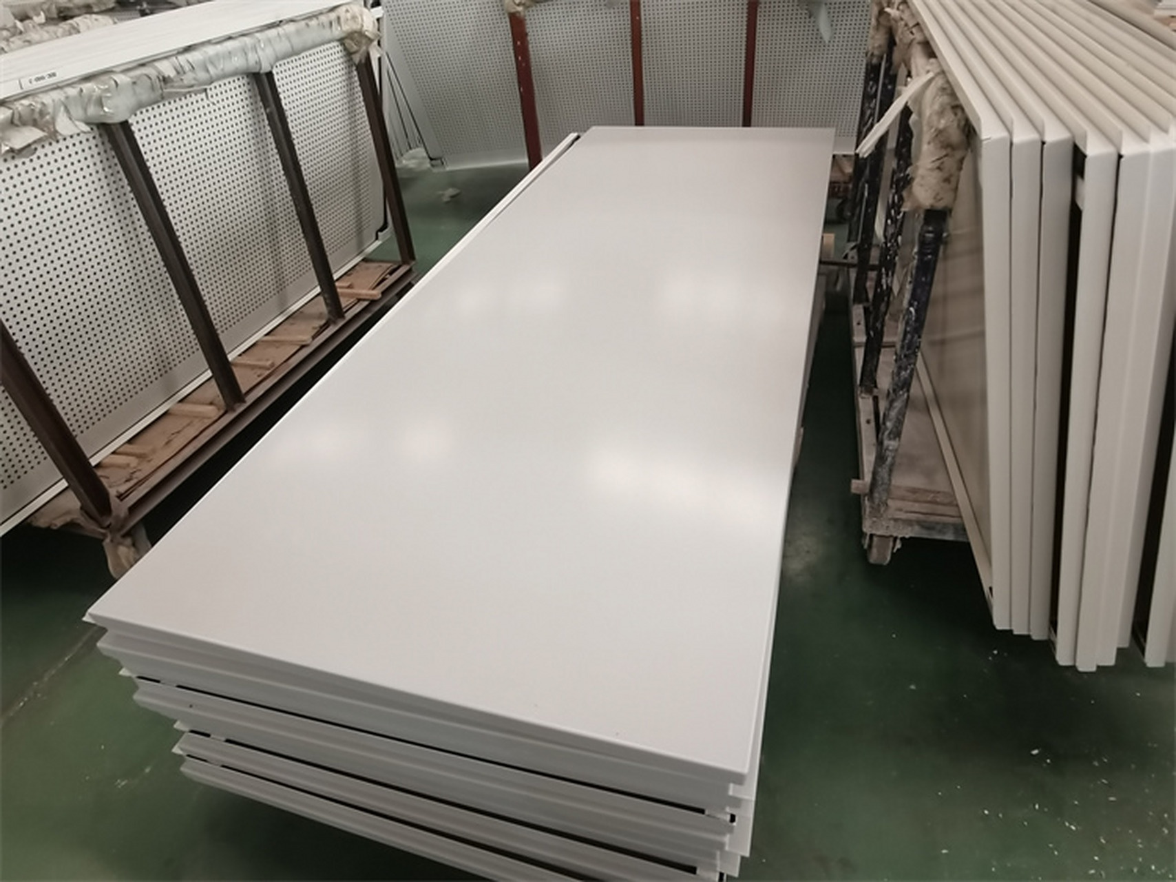 搪瓷钢板是一种新型的装饰材料,它选择高质量的钢板作为基材,使其具有