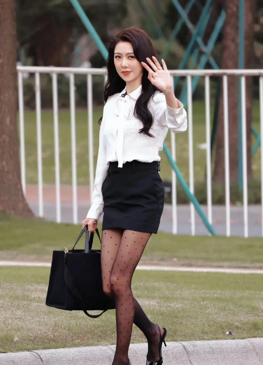 薛凯琪~黑丝美腿,太美了