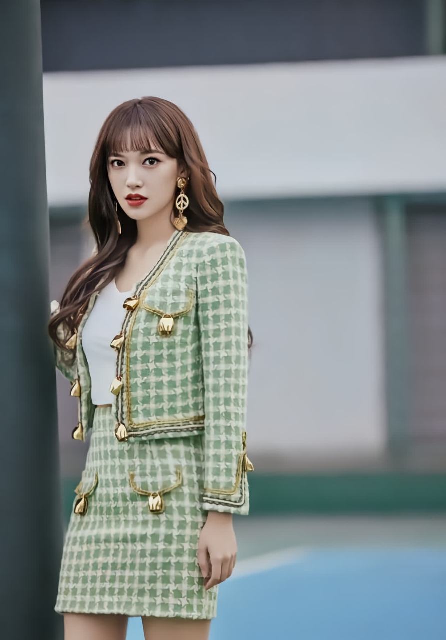 时尚搭配:程潇的"身材丰满"是她的优势.