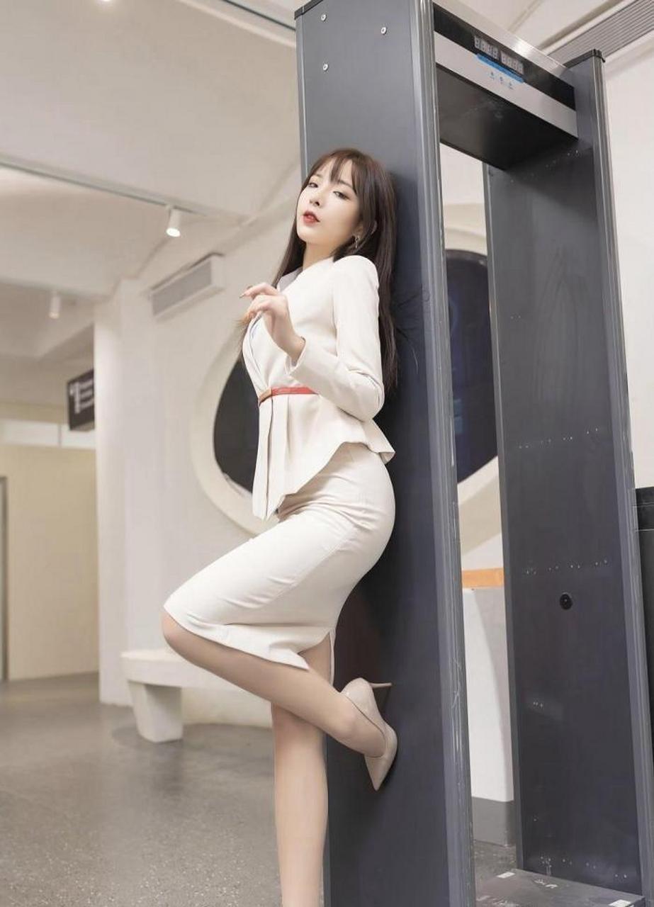 美女图集:肉丝短裙美腿空姐,气质一流身材迷人