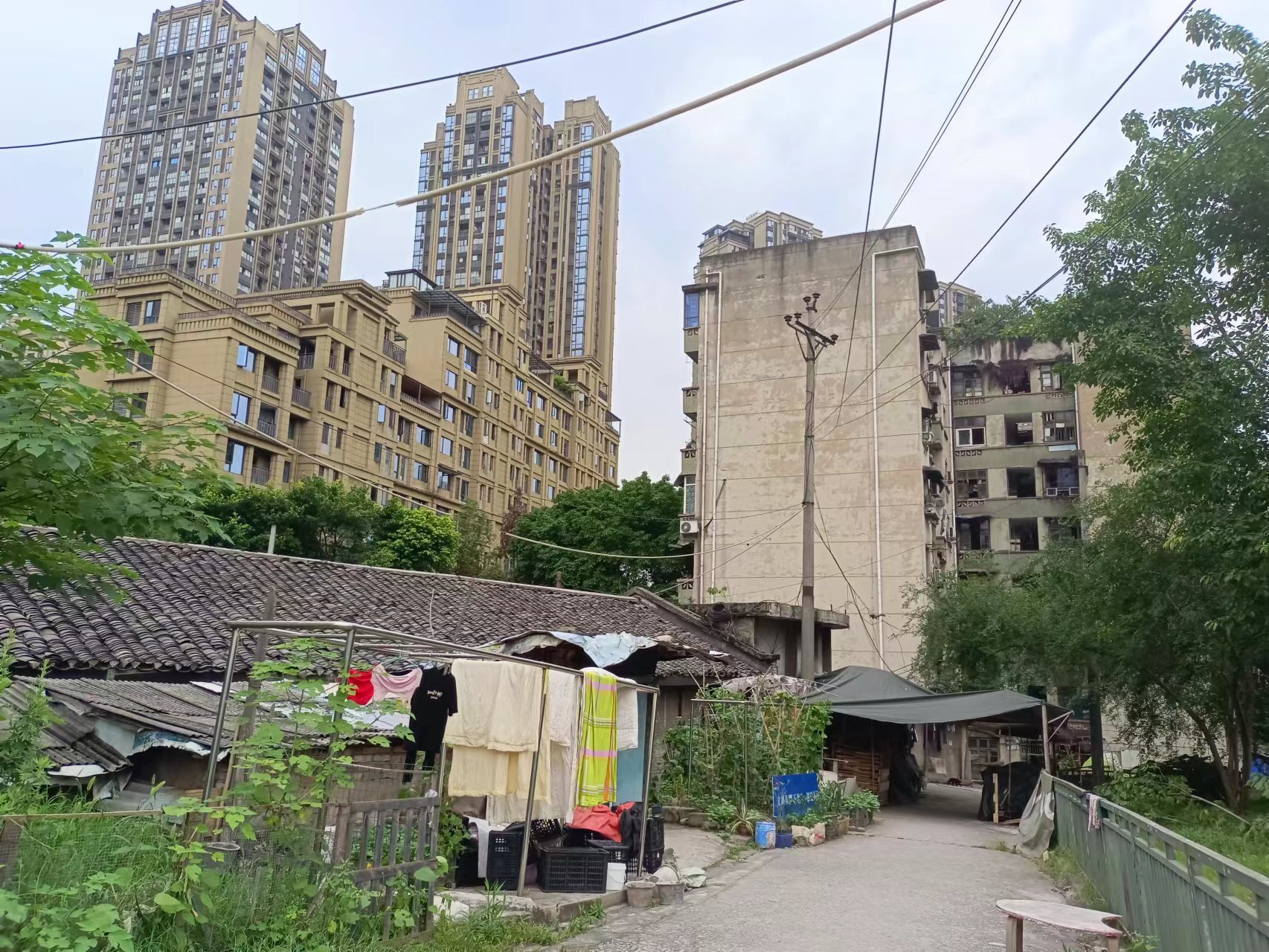 今天路过重庆九龙坡区谢家湾, 专门去六村看一下拆迁进度.