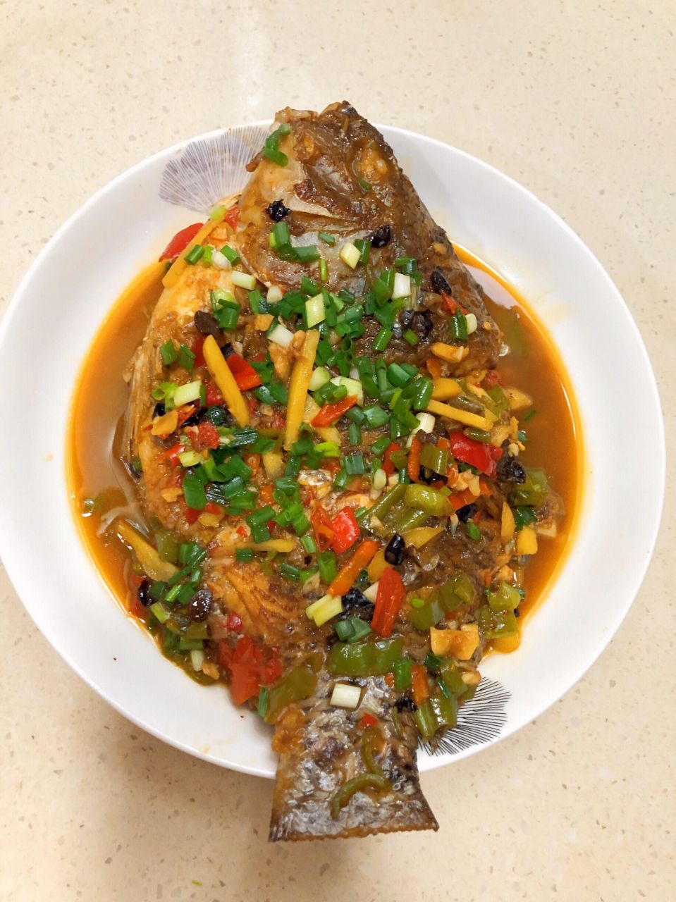 红烧罗非鱼 巨好吃的家常做法 红烧罗非鱼,主打做法简单,香辣美味