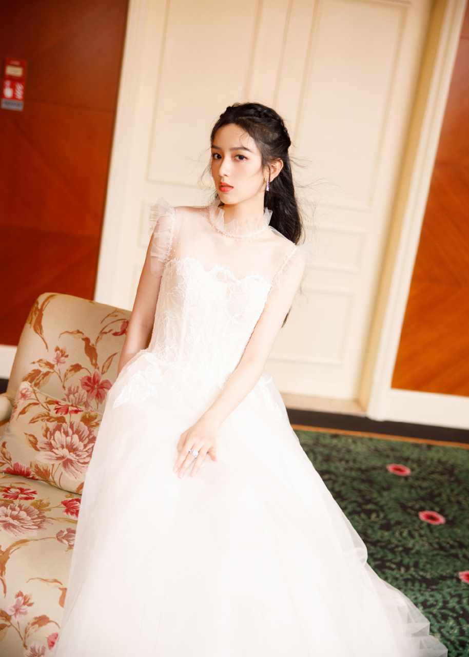 周也一袭白色长裙装扮,端庄典雅,高贵柔美.