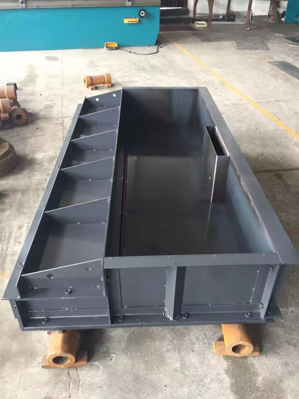 铁路挡渣墙钢模具 弧形防撞墙模板参数 防撞墙模具应用比较广泛,在