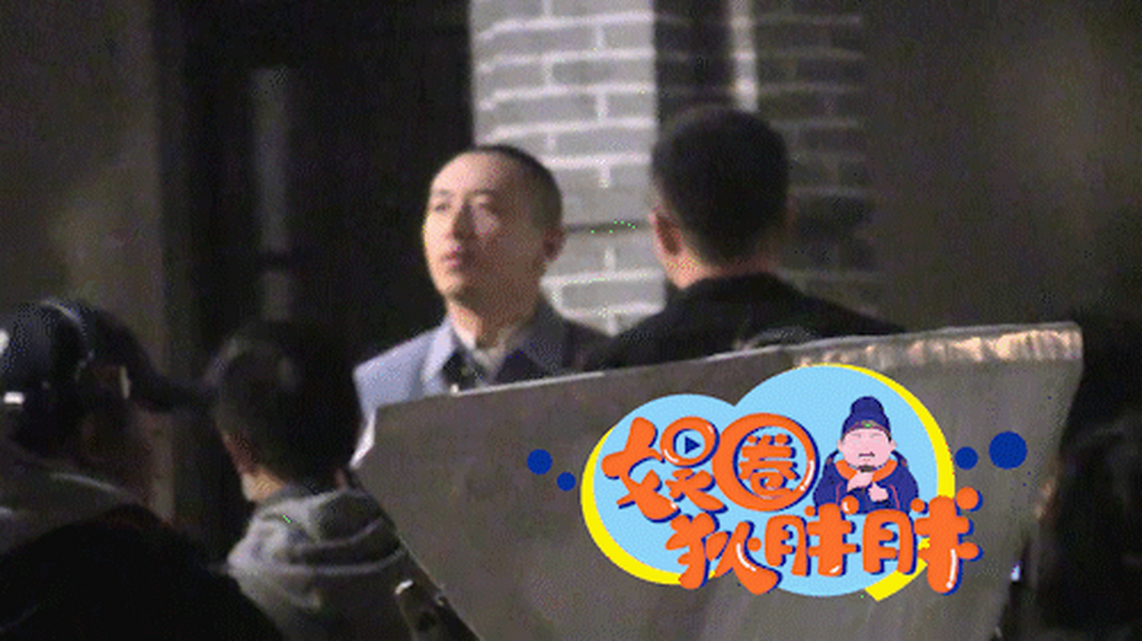 【白客留寸头穿军装拍戏】胖胖看到白客留着寸头,穿着一身军装在剧组