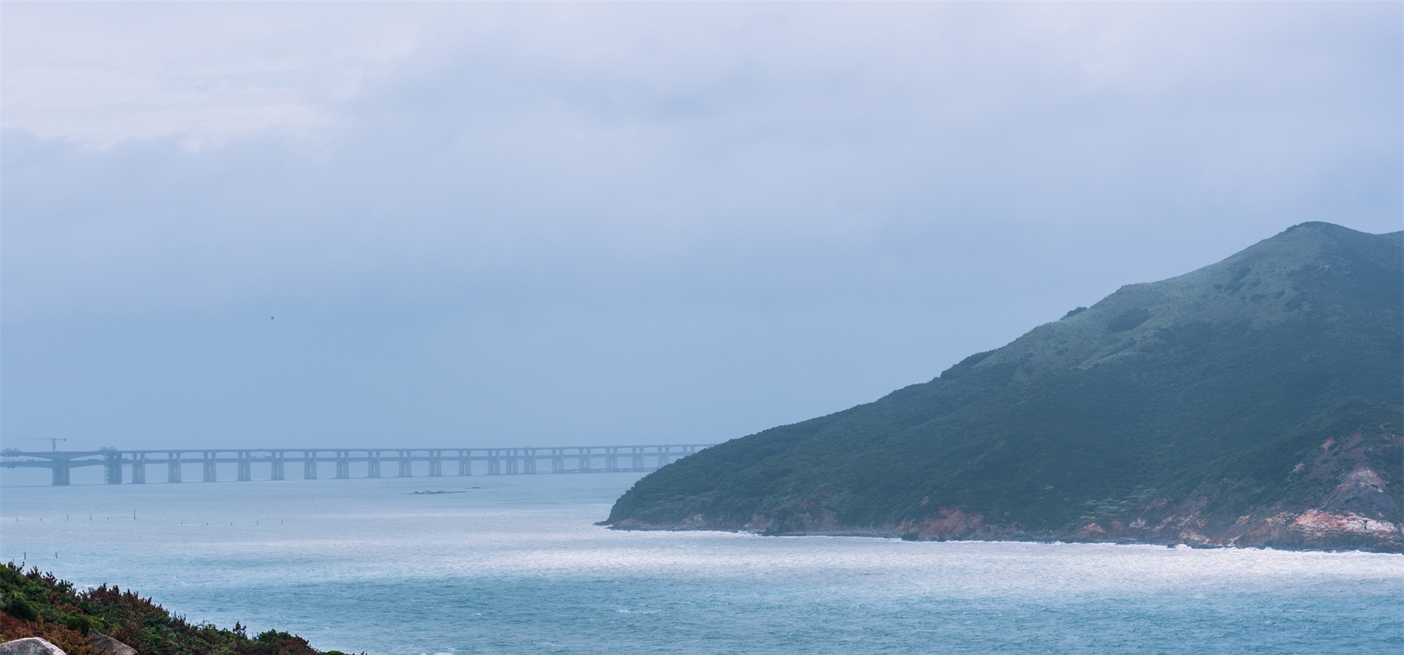 龙凤头海滨浴场位于福建平潭岛东部海坛湾,因传说中的龙公子和凤仙子