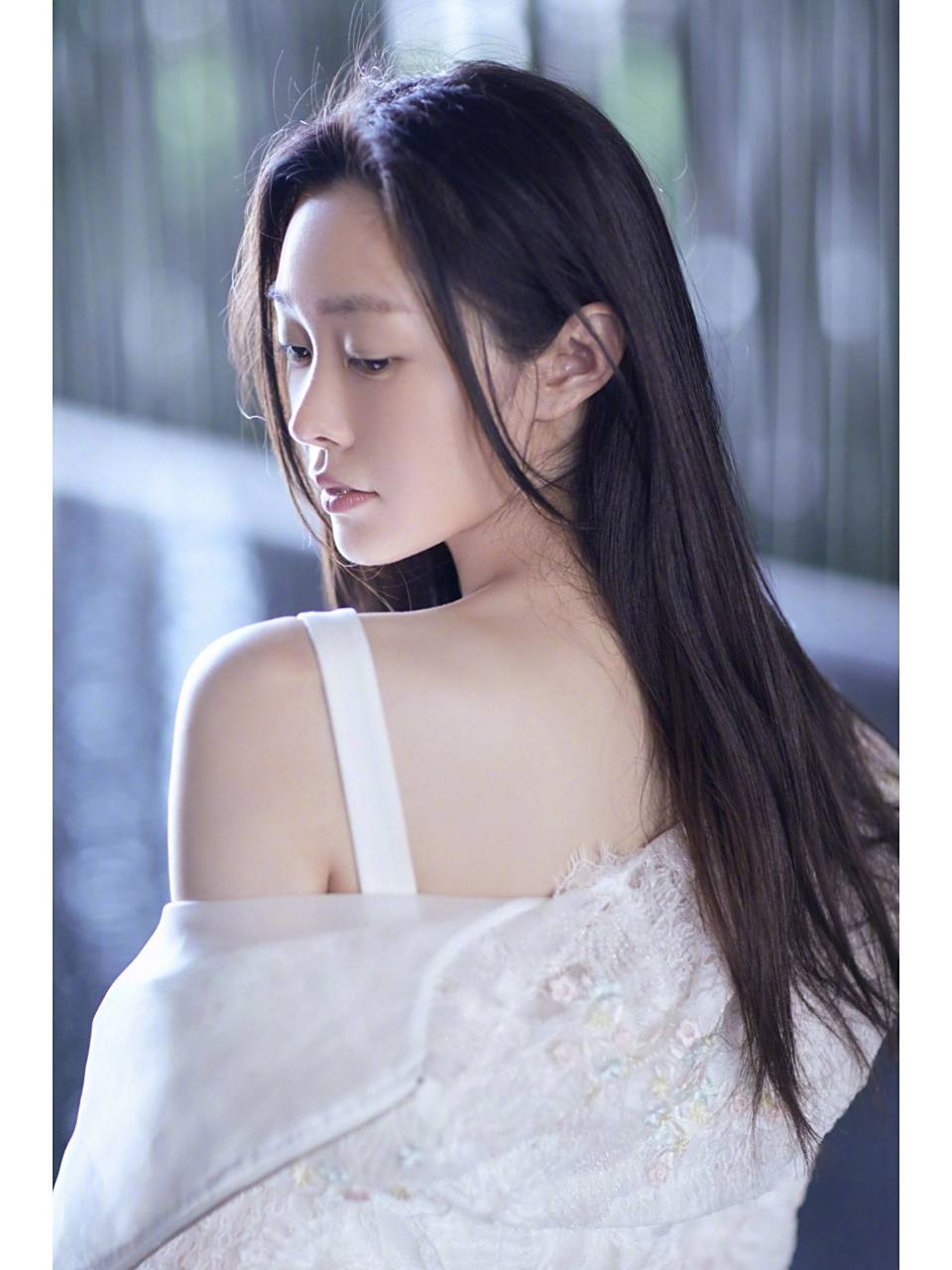 光jio与海浪嬉戏的宋轶  长发披肩 一席白色长裙 沙滩,海浪与宋轶