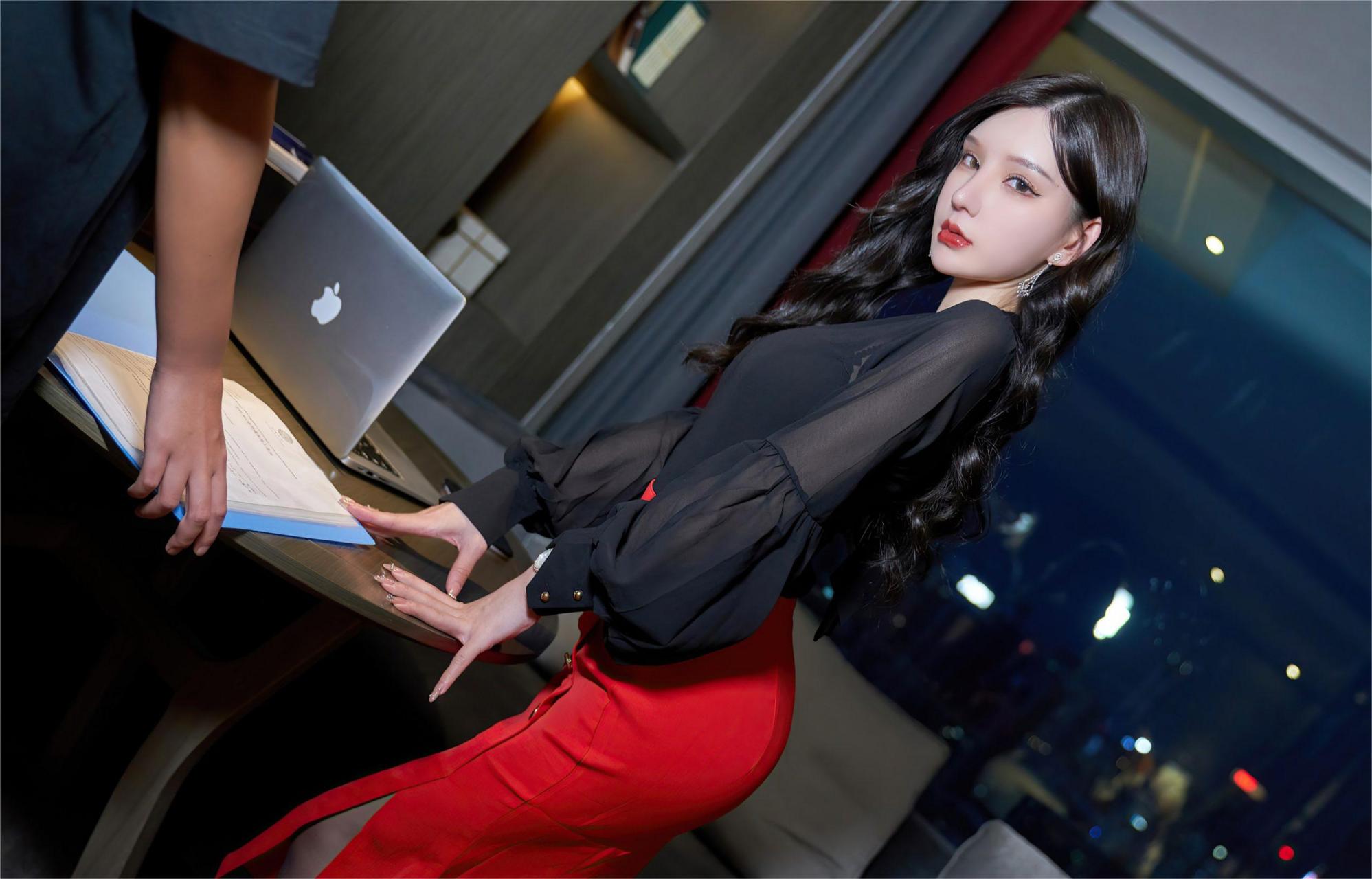 性感女神壁纸#     御姐周于希黑丝美腿性感写真   #性感好身材