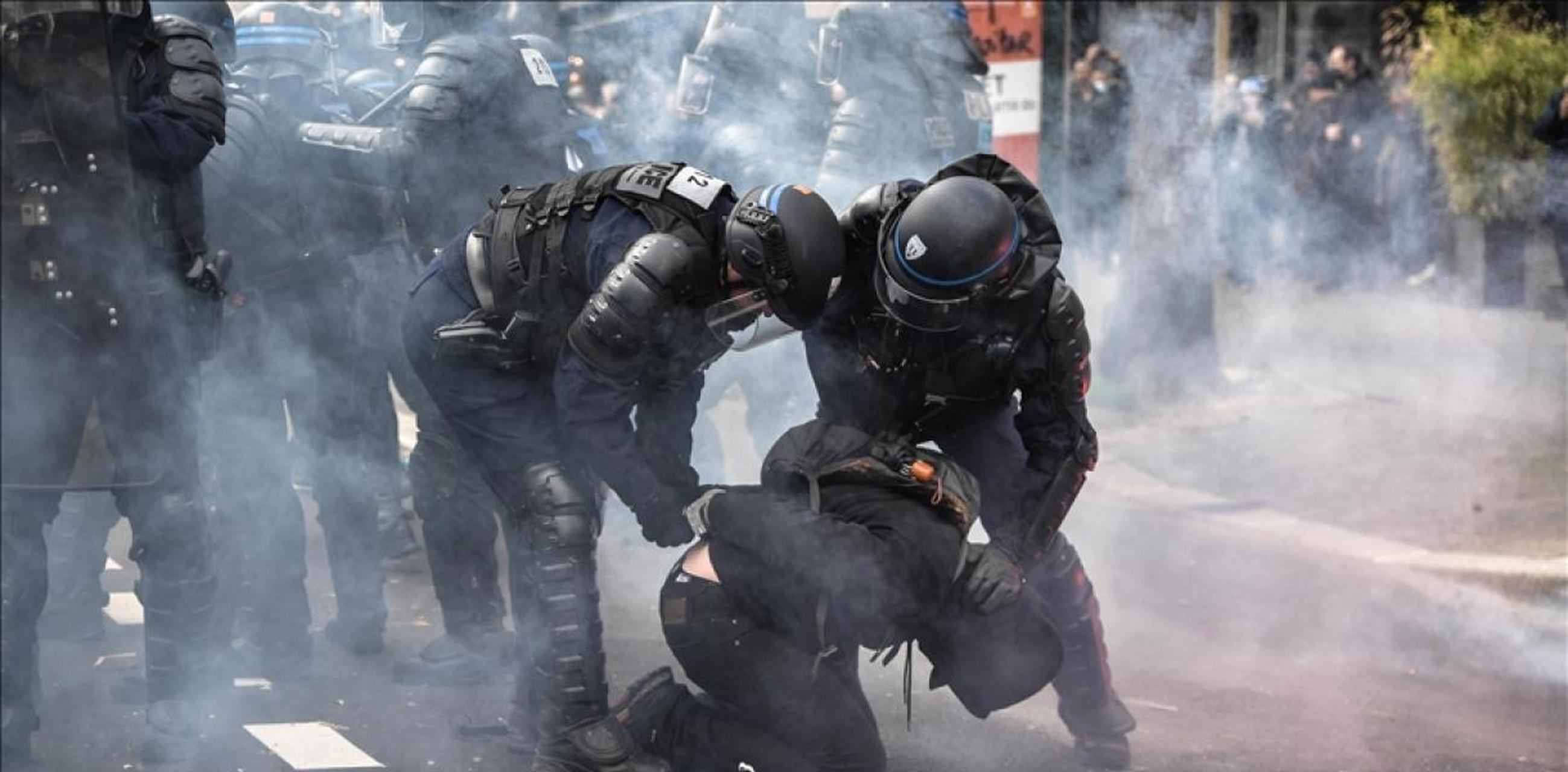 法国警察暴力袭击抗议者.