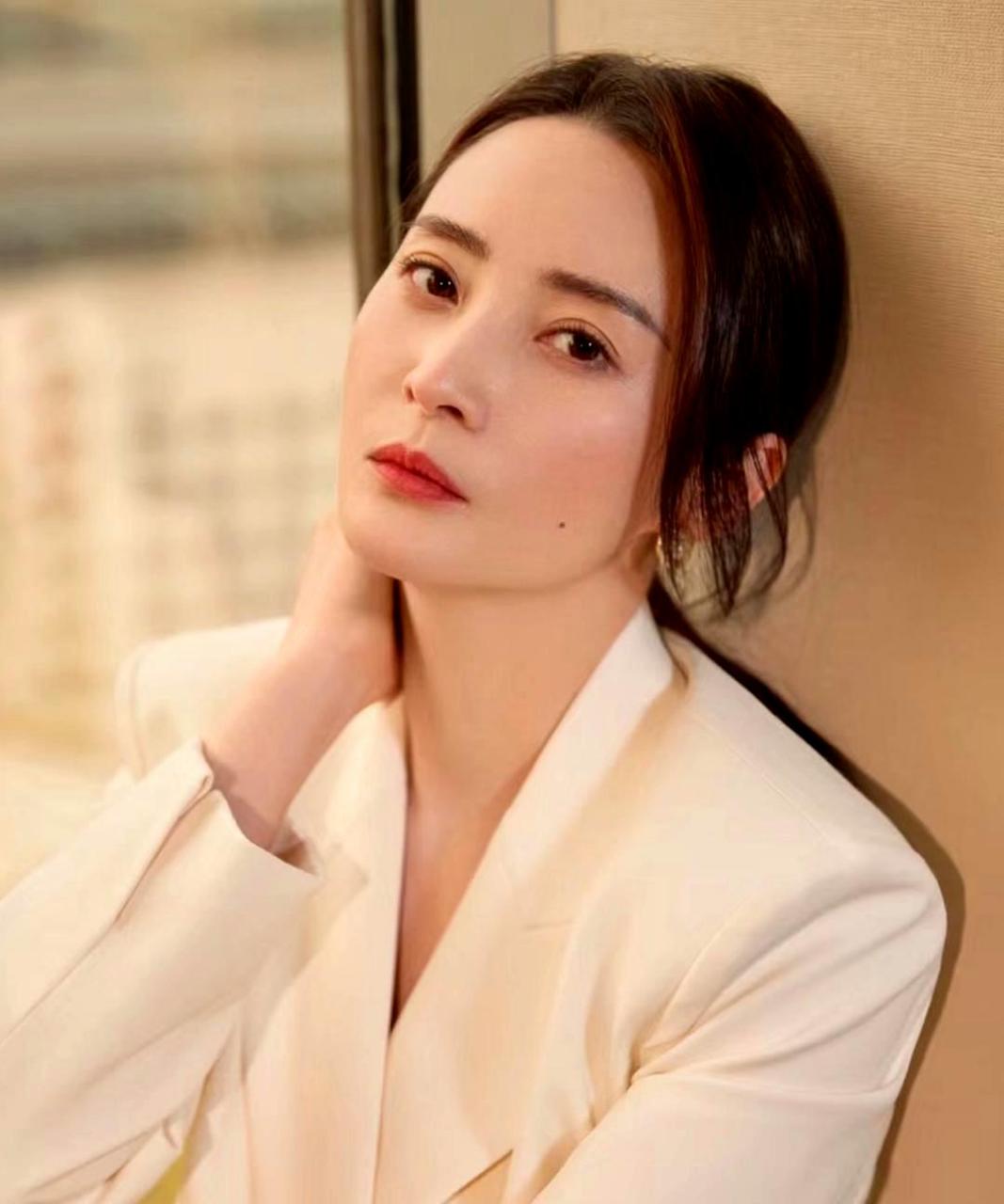 蒋勤勤出席活动时,脸颊过于瘦削,下颌线十分清晰.