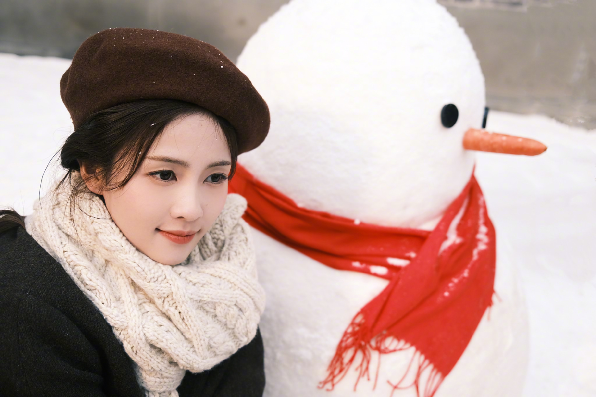 这组照片展现了白鹿生活中的一面,让人们看到她的童真可爱.