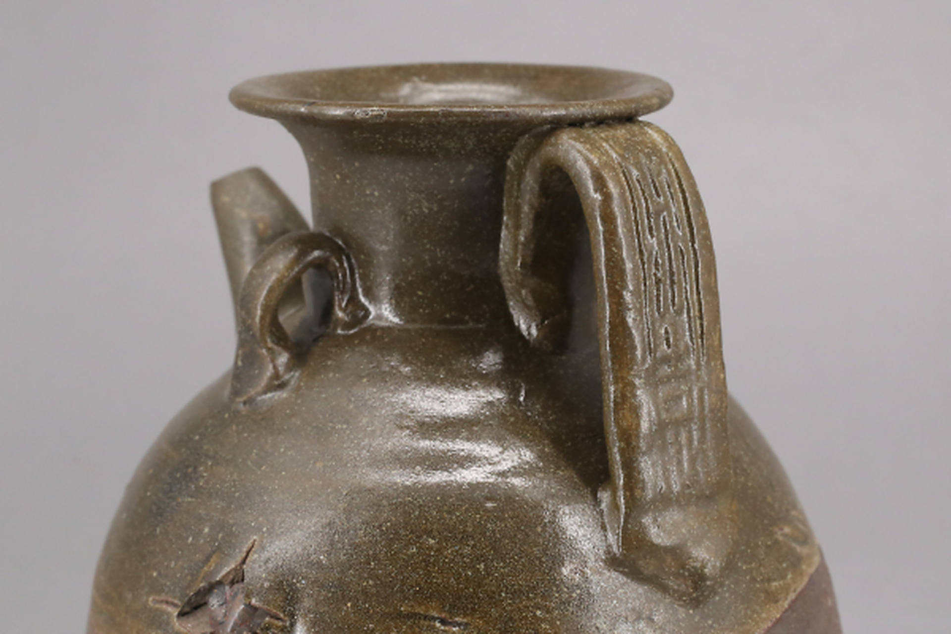 瓷器鉴赏# &此件宋·酱釉两系执壶,口径8cm,高17.8cm,底径8.