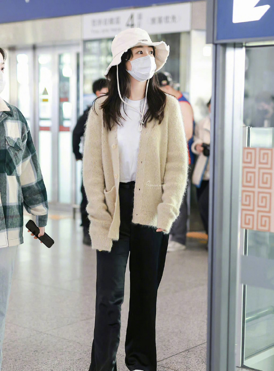 杨紫饭拍回国机场照,私服穿搭如何? 676767