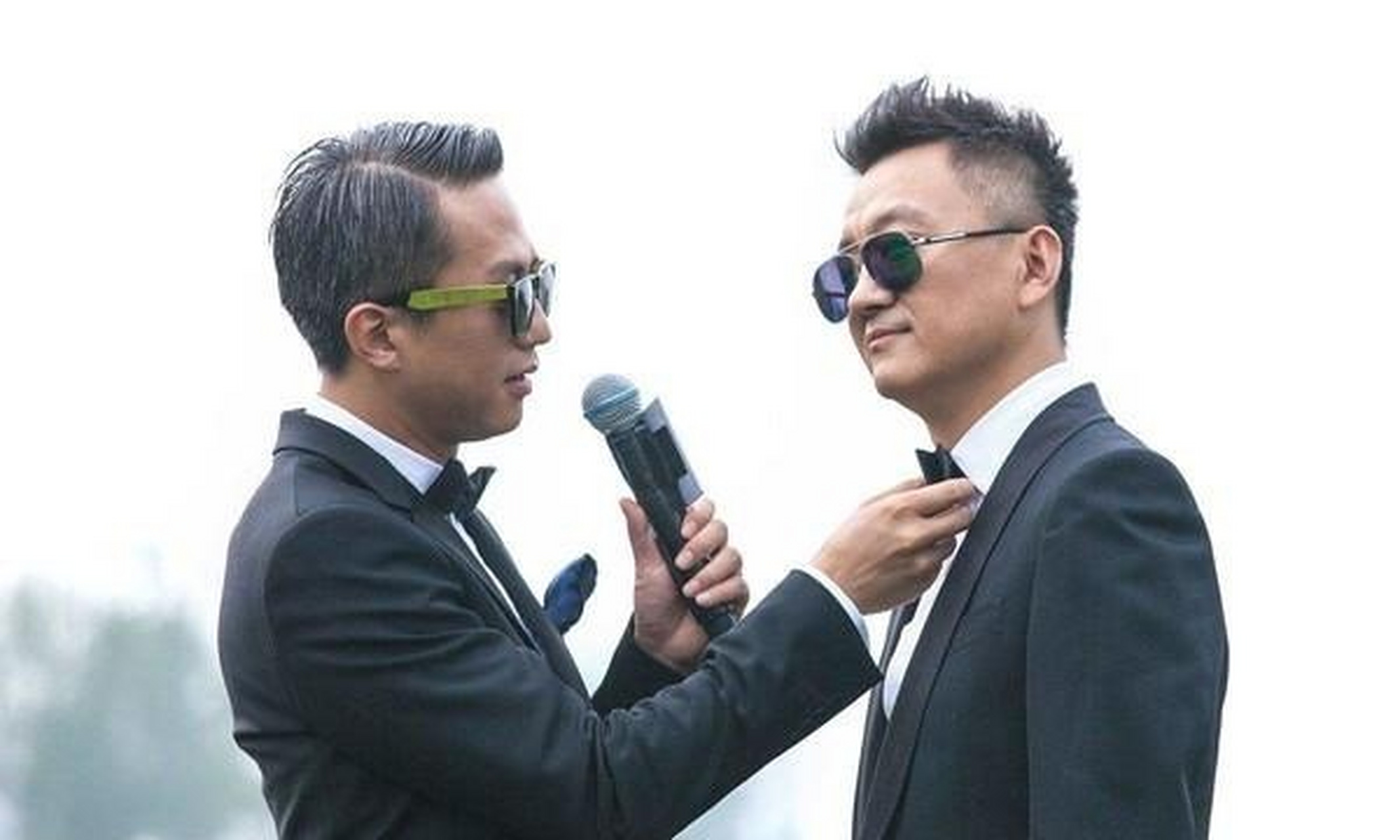 2009年,俞白眉邓超成立了话剧团队"白眉工作室",这个只有十几个人的小