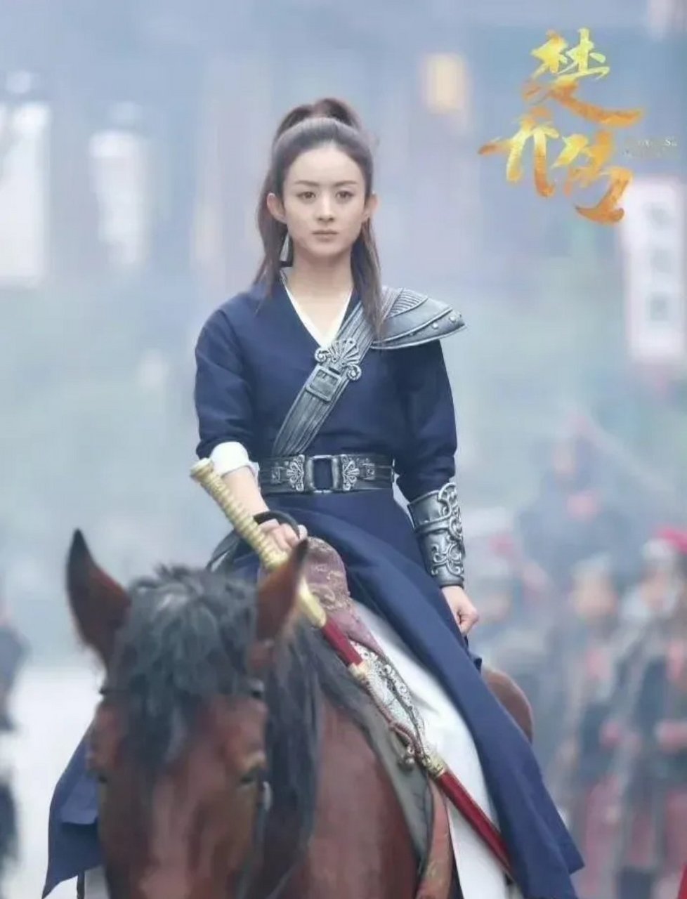 骑马的帅气颖宝,回眸一笑很倾城呀 单枪匹马独行时,很有将军的气势 穿