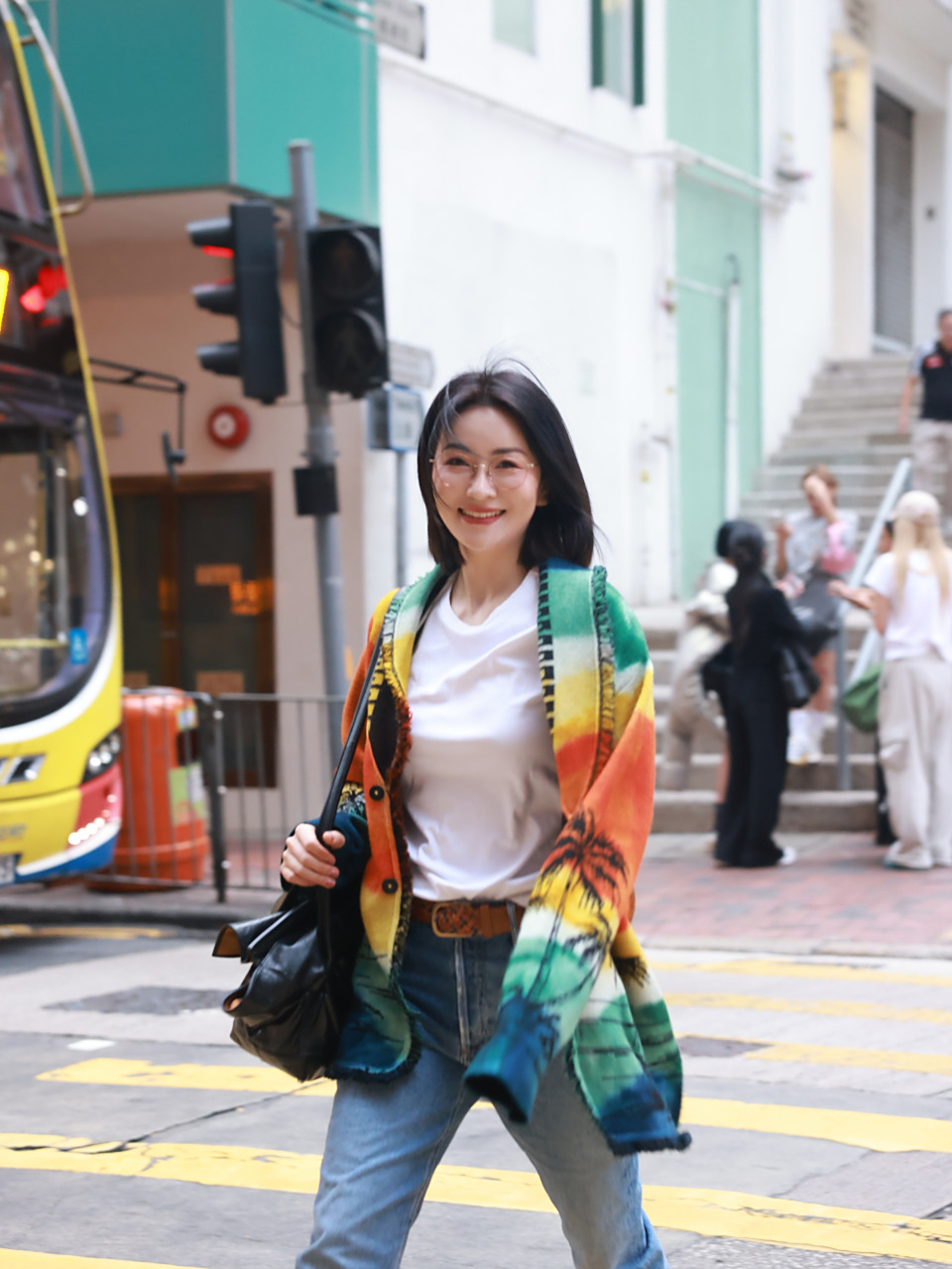 主持人杨乐上海时尚街拍!牛仔裤,白t恤,简单自然