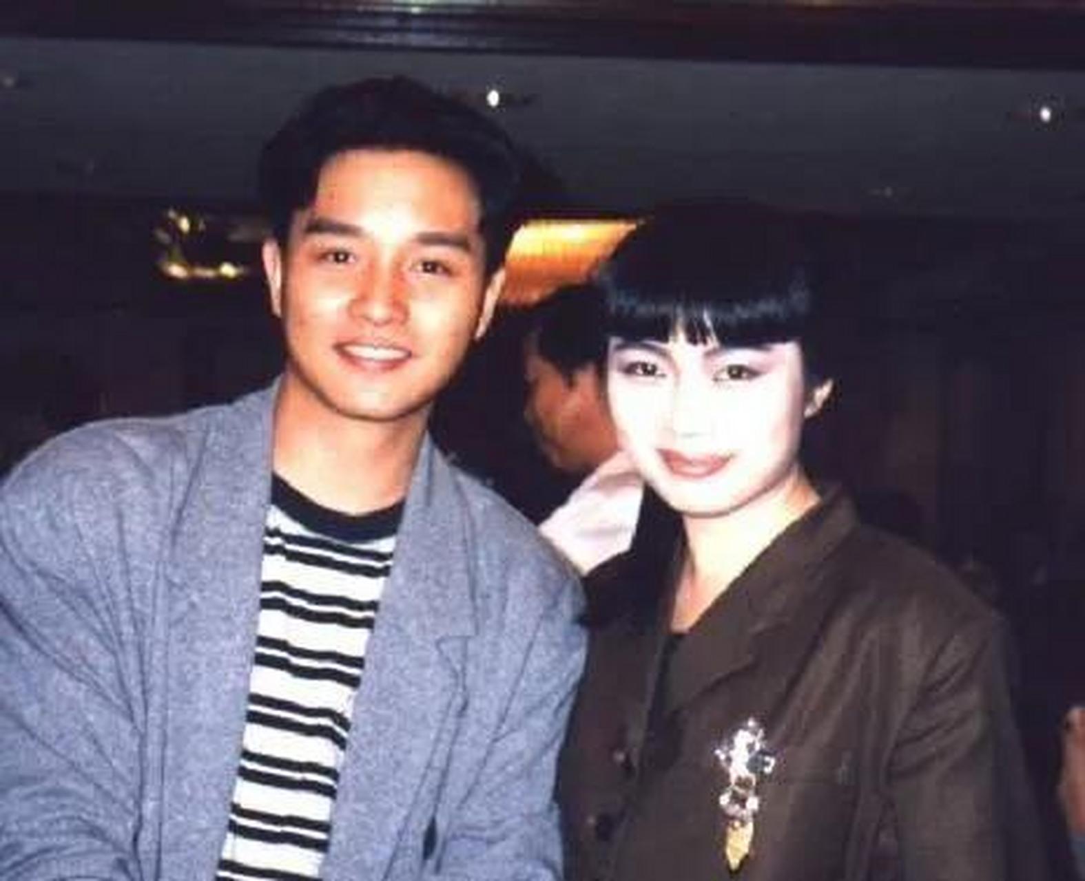 百家号星火计划# 张国荣与麦洁文珍贵合影老照片首次曝光 [爱慕]