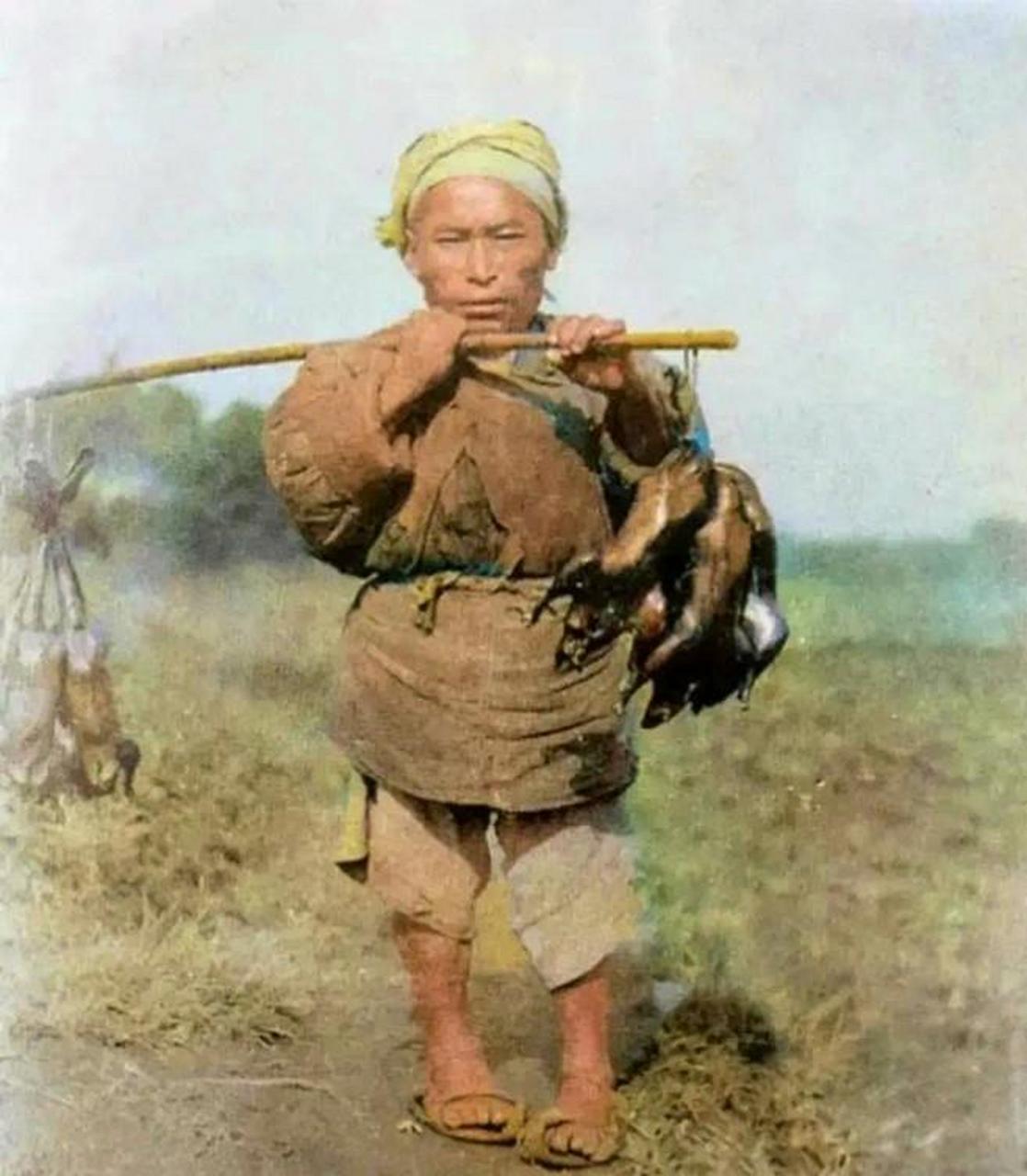 历史老照片,晚清时期,卖烤鸭的侏儒症患者.