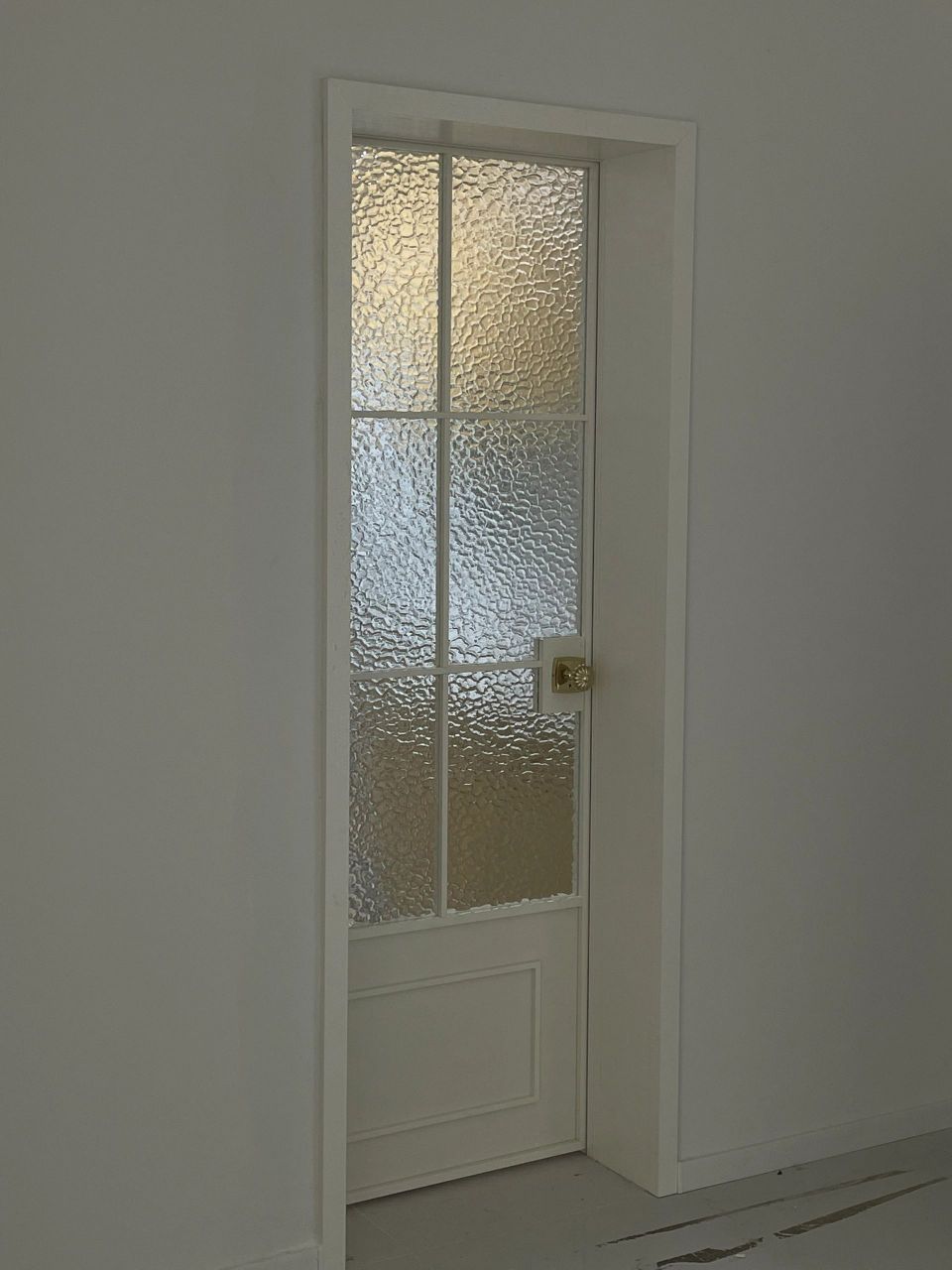 外框是奶油白色的,中间做水波纹玻璃 把手是金属色的,精致感不言而喻