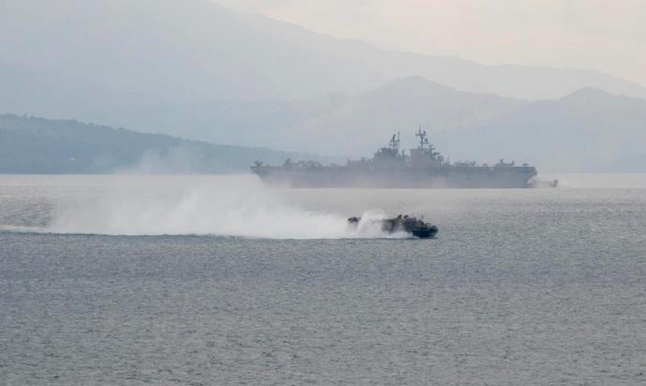 美國海軍馬金島號兩棲攻擊艦在蘇比克灣內進行美菲