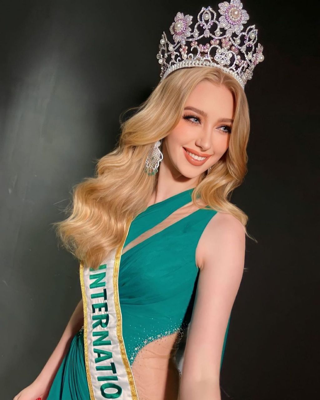 2022国际小姐冠军,德国美女模特贾思敏·塞尔伯格,因其皮肤白皙滑嫩