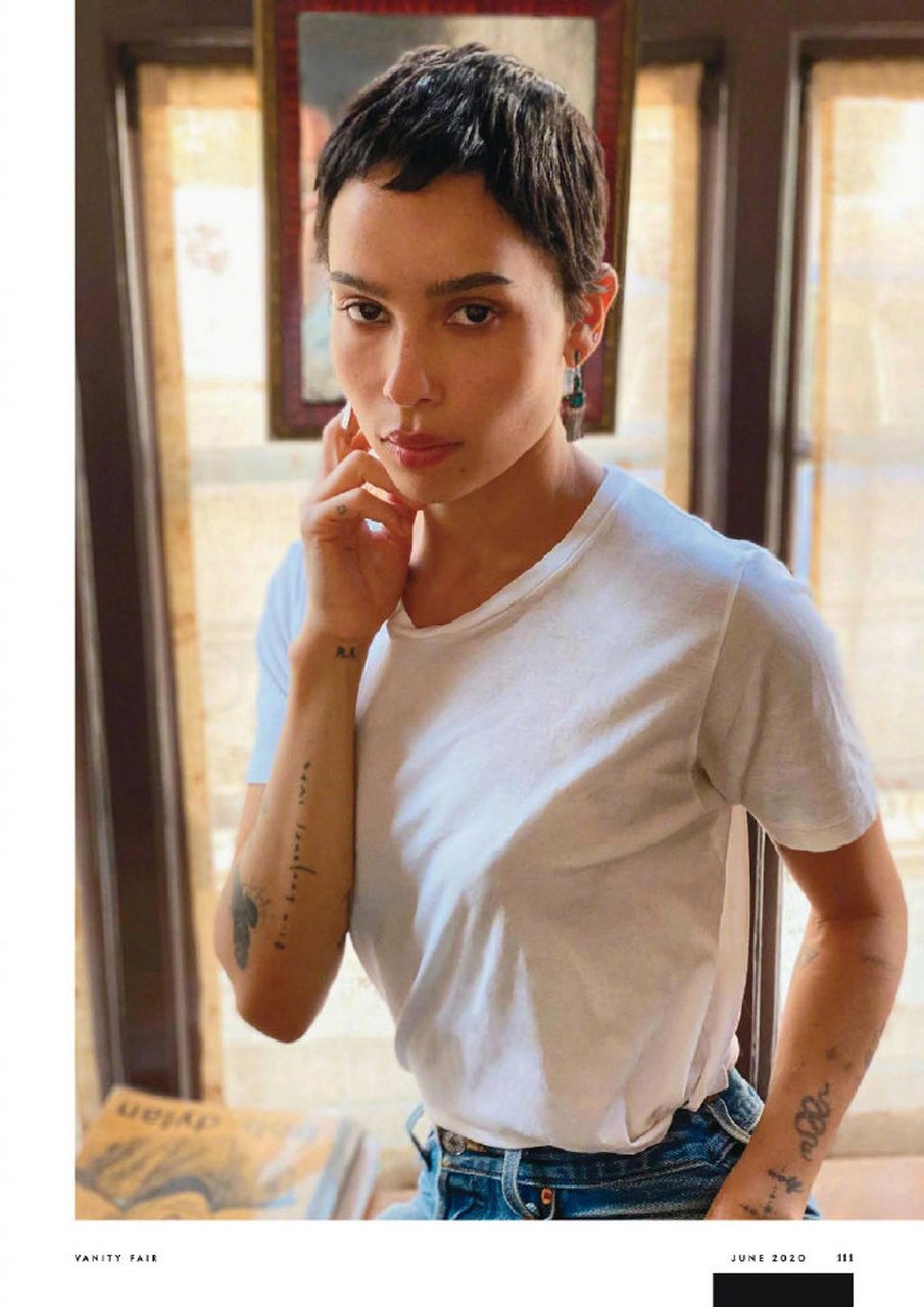 佐伊·克拉维茨,《名利场》杂志英国版6月写真,身穿白色体恤搭配牛仔