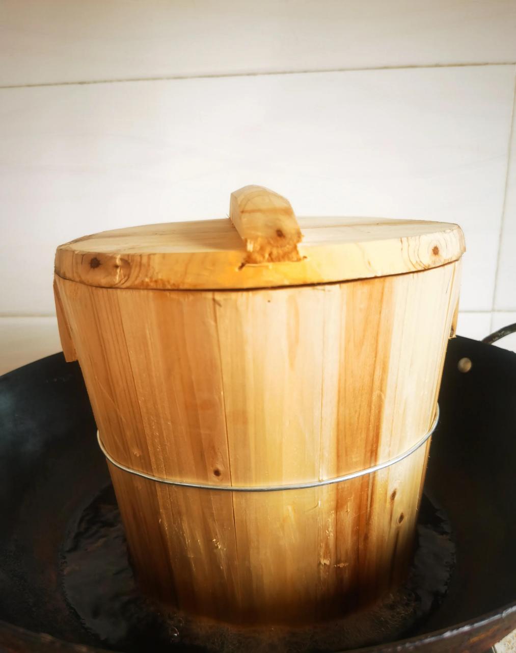 上次去四川自贡玩,买了一个蒸饭的甑子,因为爱人说,高压锅煮的饭,里面