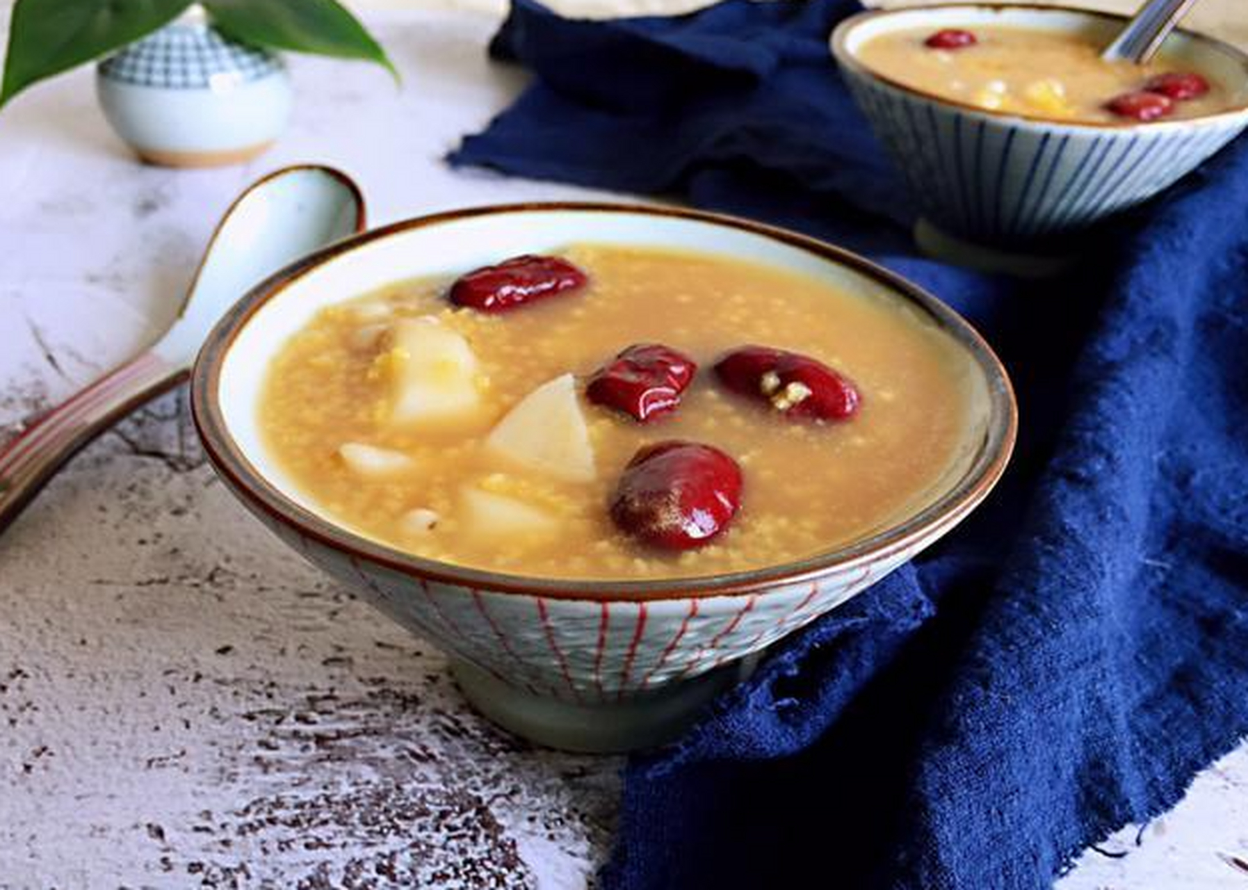 有一种粥具有补脾养肺,健脾养胃的功效,那就是红枣山药粥.