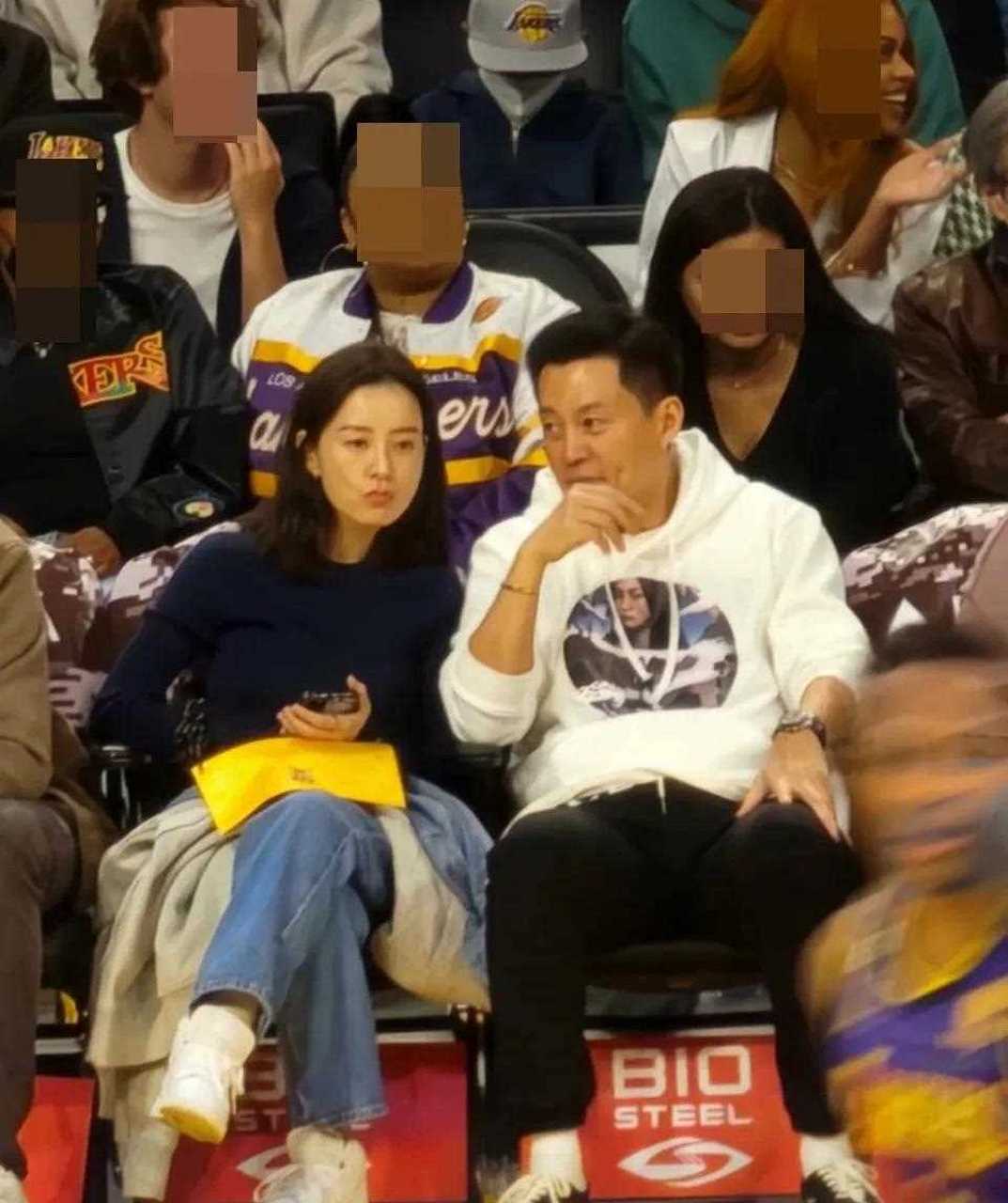 李瑞镇和郑裕美一起看nba比赛哈哈,美大看起来话好多呀!