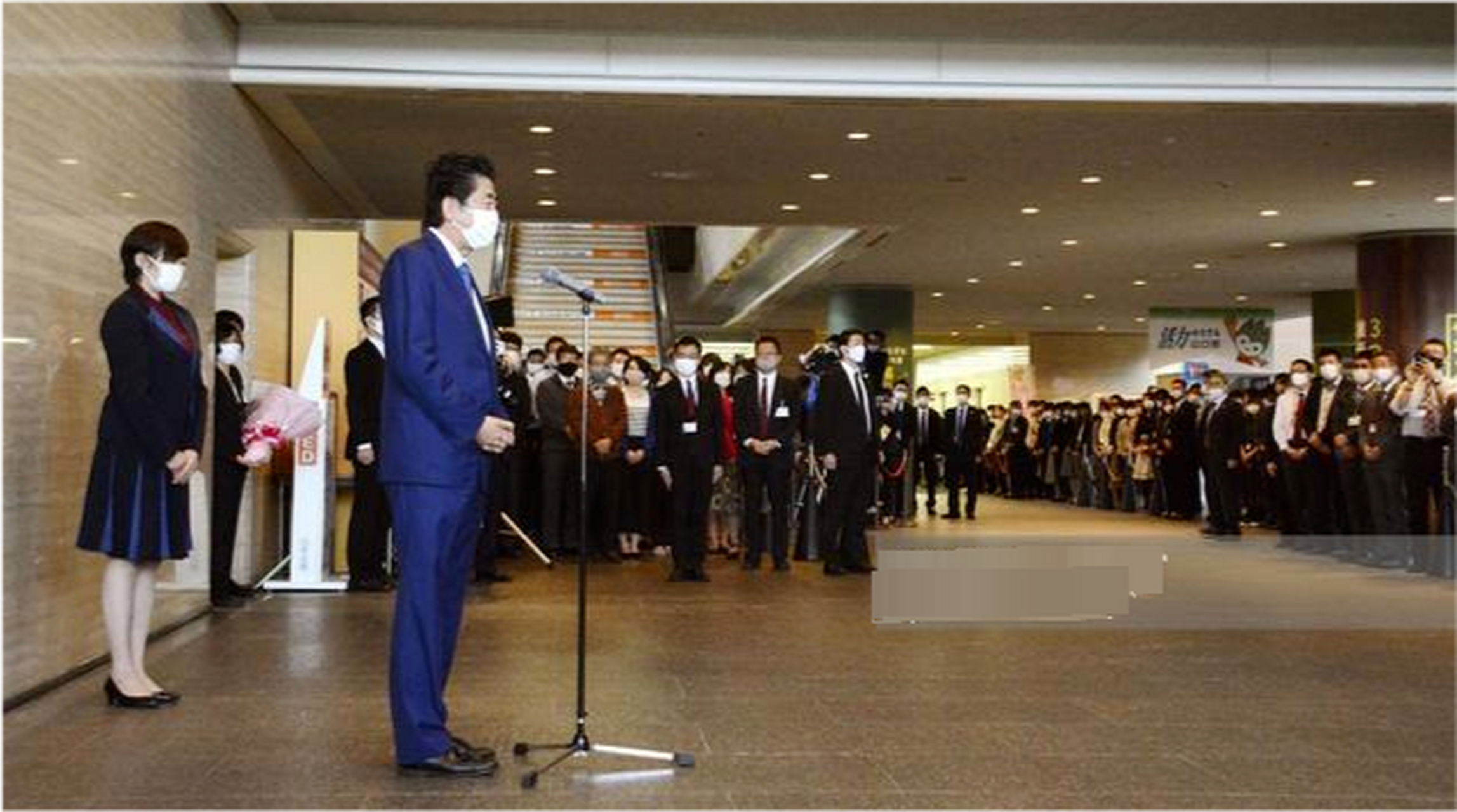安倍晋三携妻回乡!安倍昭惠更美了,穿天鹅绒裙比新第一夫人温婉