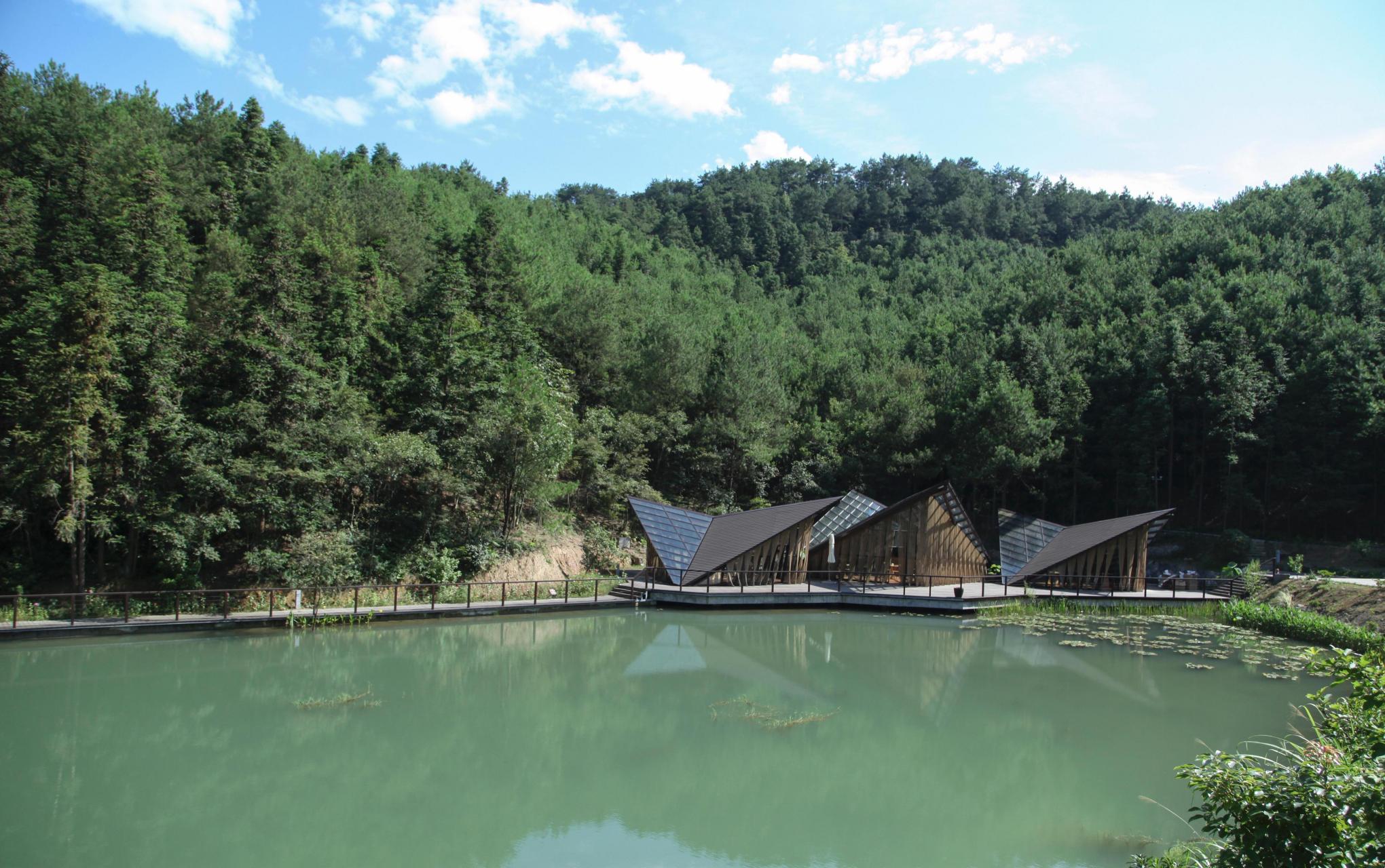 公園向外推出的又一處生態旅遊景點,位於千島湖風光秀麗的東南湖區