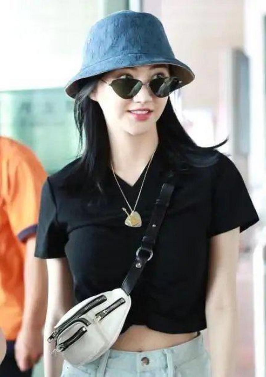 景甜火了就是不一样,黑色的紧身短款t恤搭配浅蓝色牛仔短裤,清爽自然