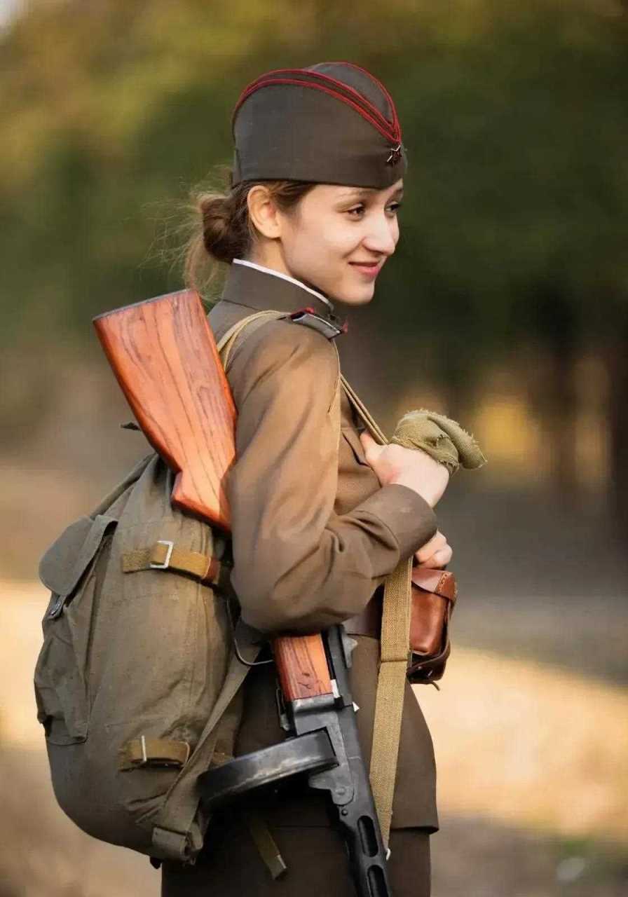 这是一个美丽的苏联女兵,上战场之前照相留念. 美丽大方,英姿飒爽.
