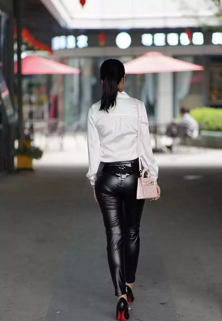 小姐姐身穿黑色紧身皮裤搭配红底高跟鞋,凸显完美身材女人味十足