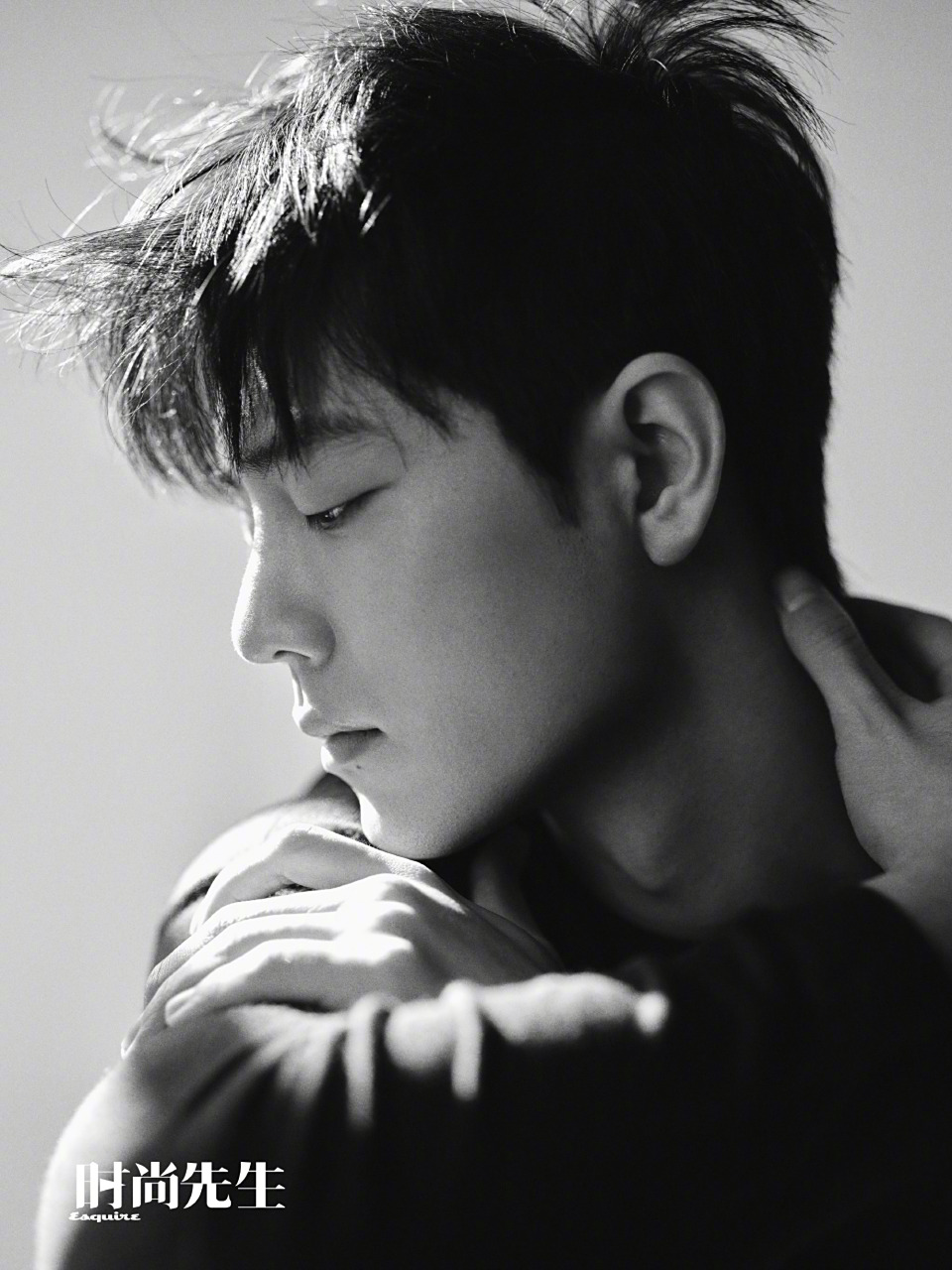 肖战时尚先生四月刊封面,黑白大片尽显深沉典雅,展露出居家的柔软一面