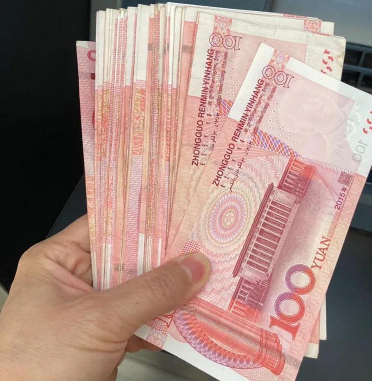 刚上班到办公室,财务王姐拿着一沓钱过来,把钱搁在了我办公桌上,她旁