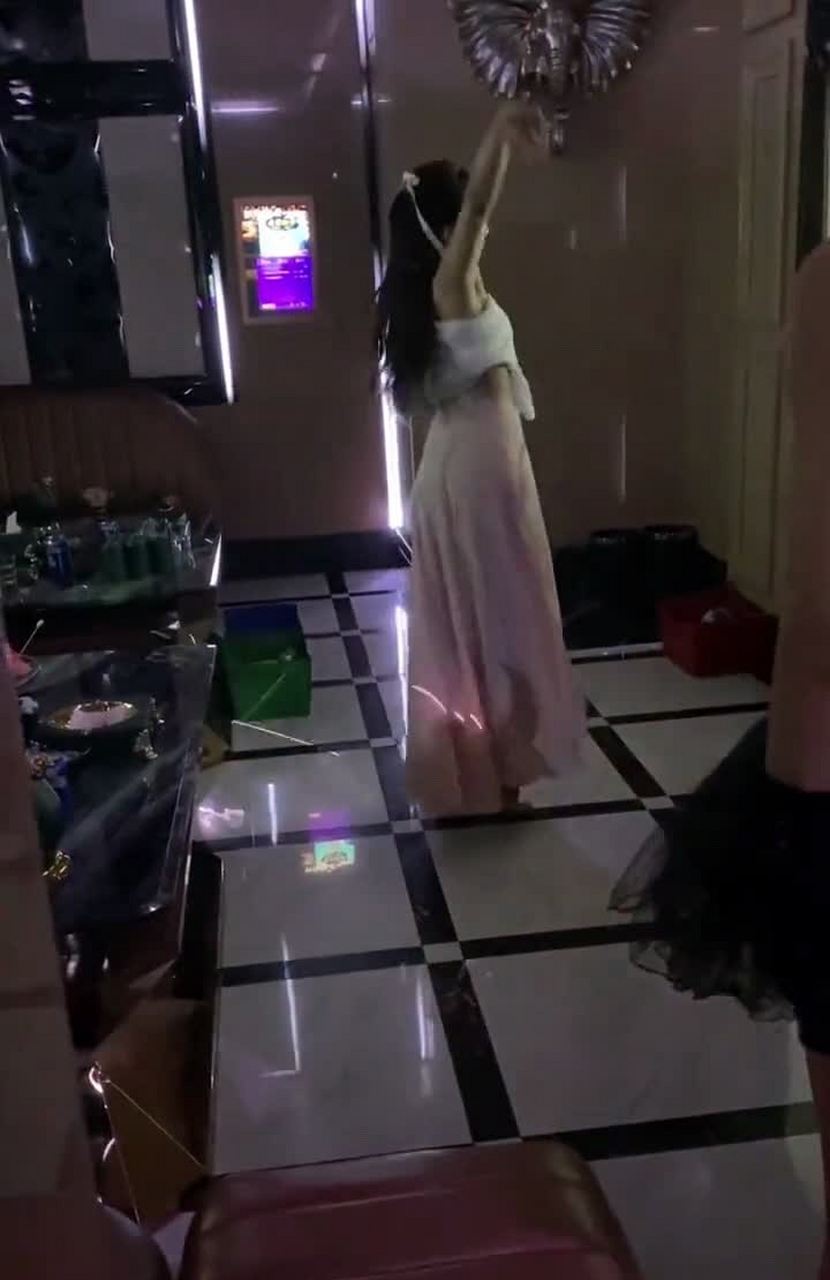 原来这些漂亮的小姐姐都在夜总会里.[坏笑]