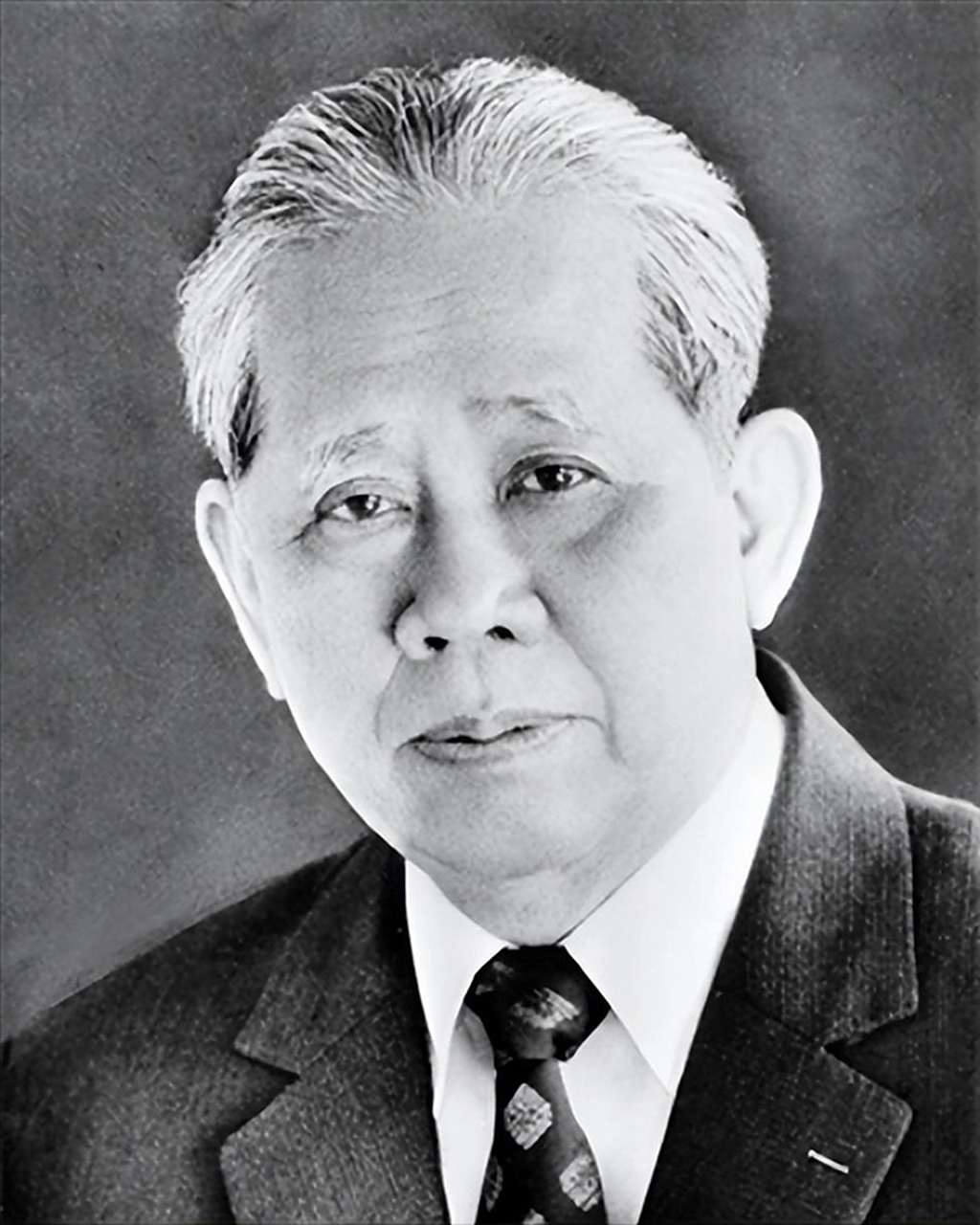 1985年11月,黎笋邀请即将要赴日访问的印度总理甘地来越,随即,甘地为