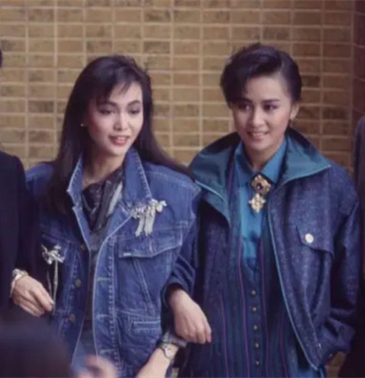 1986年《流氓大亨》拍摄现场,主演之一的郑裕玲当众"修理"了戏份同样