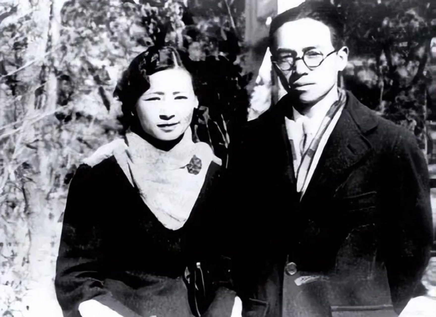 林徽因与丈夫梁思成的合影,林徽因年轻时候也是一个女神,因为与梁思成