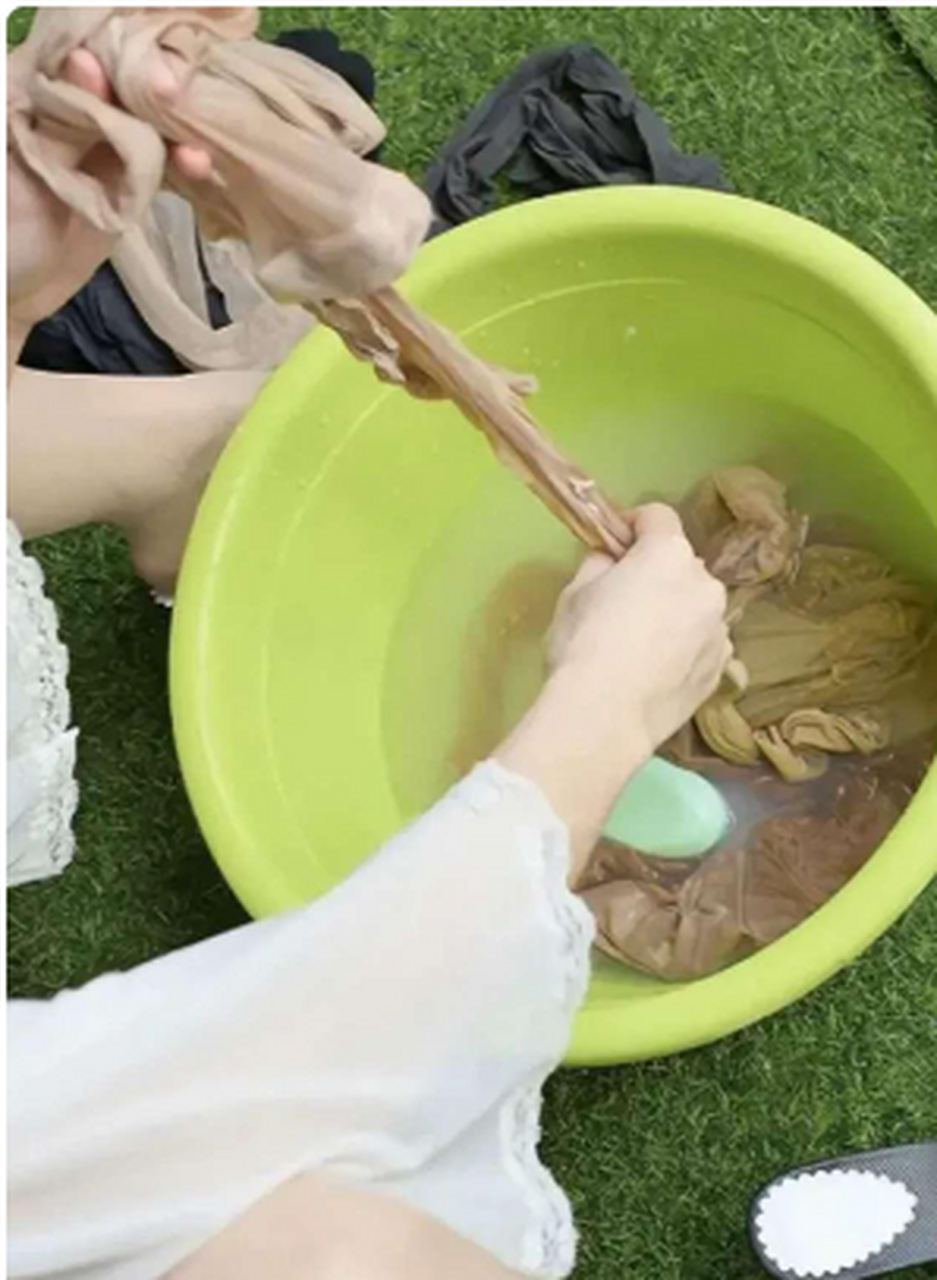 网友:爱穿丝袜又不爱洗丝袜怎么办?每次都攒一堆很烦