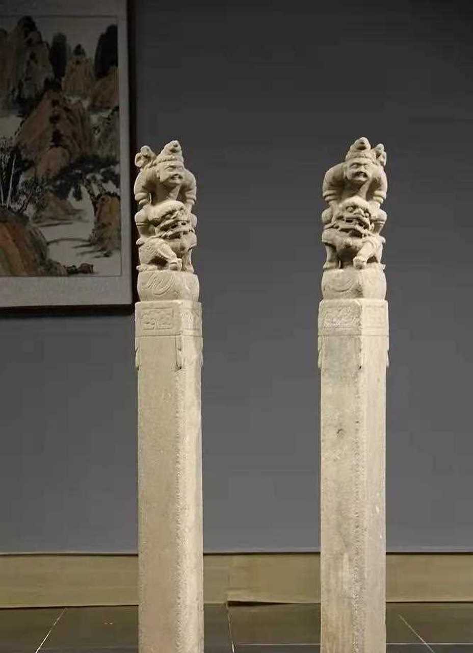 胡人骑狮拴马桩一对 尺寸高150厘米,石柱16厘米见方,青石