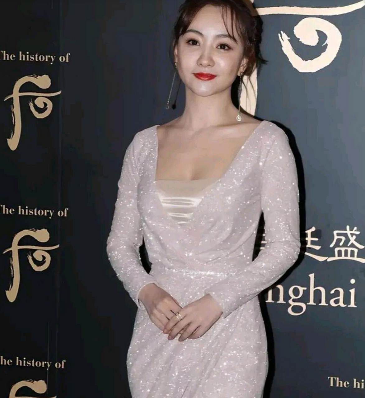 80后美女演员杨蓉一袭粉色礼服裙,温婉贤淑,尽显高雅气质.