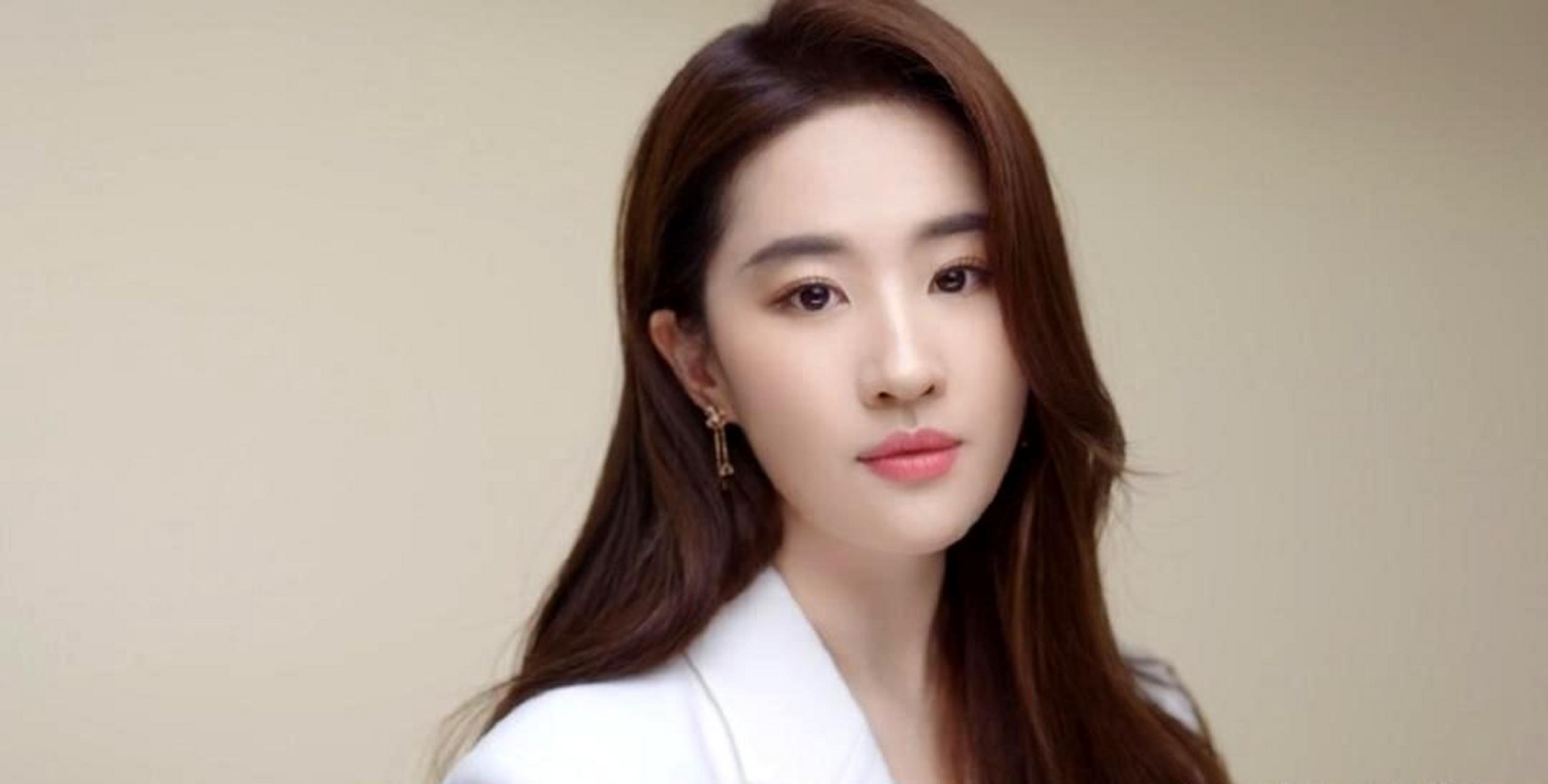 刘亦菲穿着纯白色西装套装也非常适合,她在新视频中谈到如何时刻保持