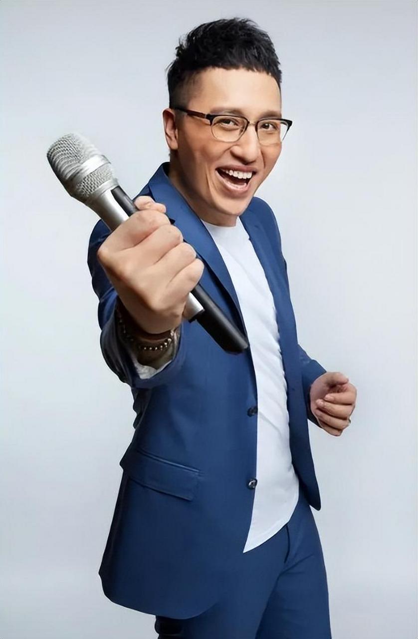 《中国好声音》,节目中除去音乐导师,主持人华少凭借着节目赚足了名气