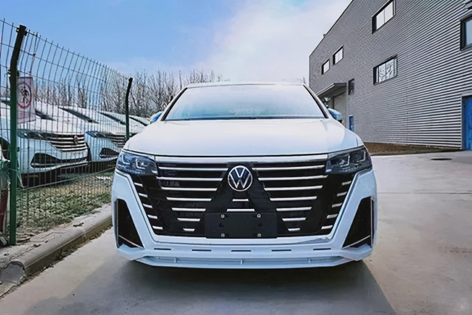 【疑似新款大众威然实车曝光】近日,我们从相关渠道获取了一组疑似