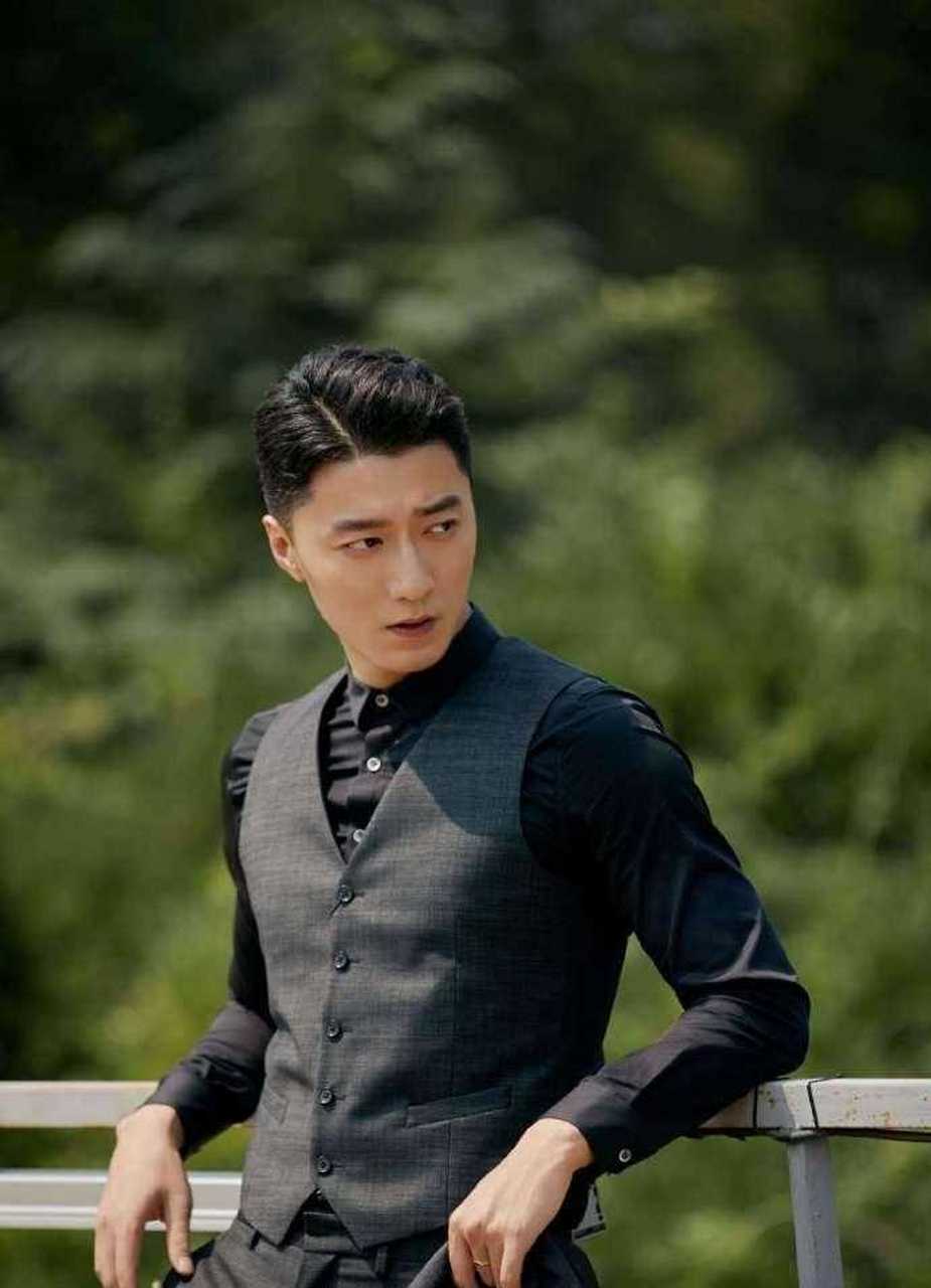 演员金泽灏发布最新写真大片,他身着黑色衬衫,搭配暗色条纹西装,一举