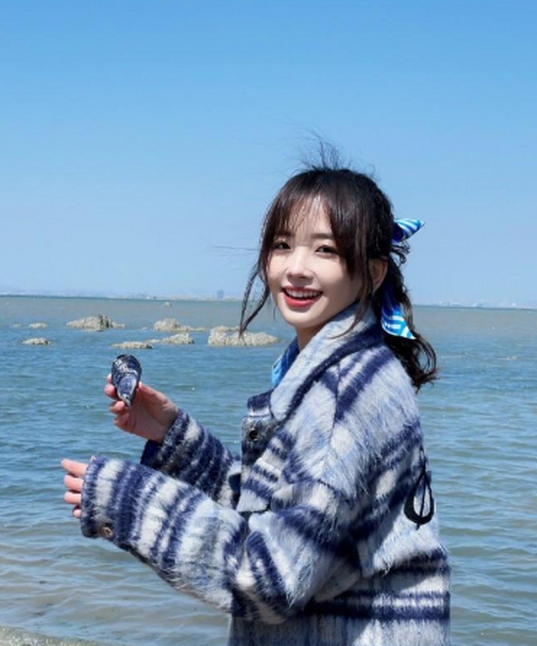 央视记者王冰冰晒出了四月份的最新照片,面朝大海,春暖花开,王冰冰