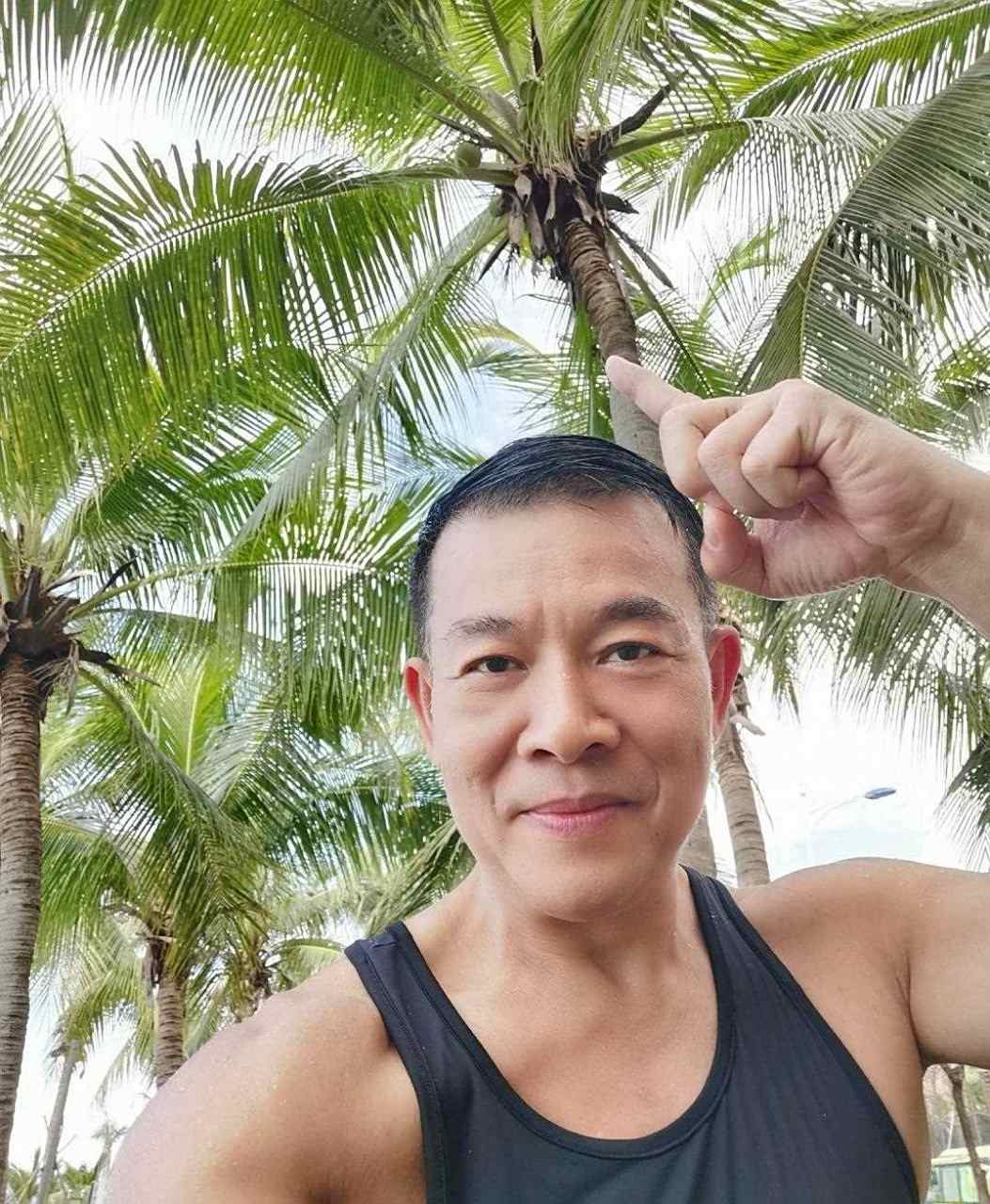 他以前经常在香港电影饰演反派角色,现在看起来面善了很多