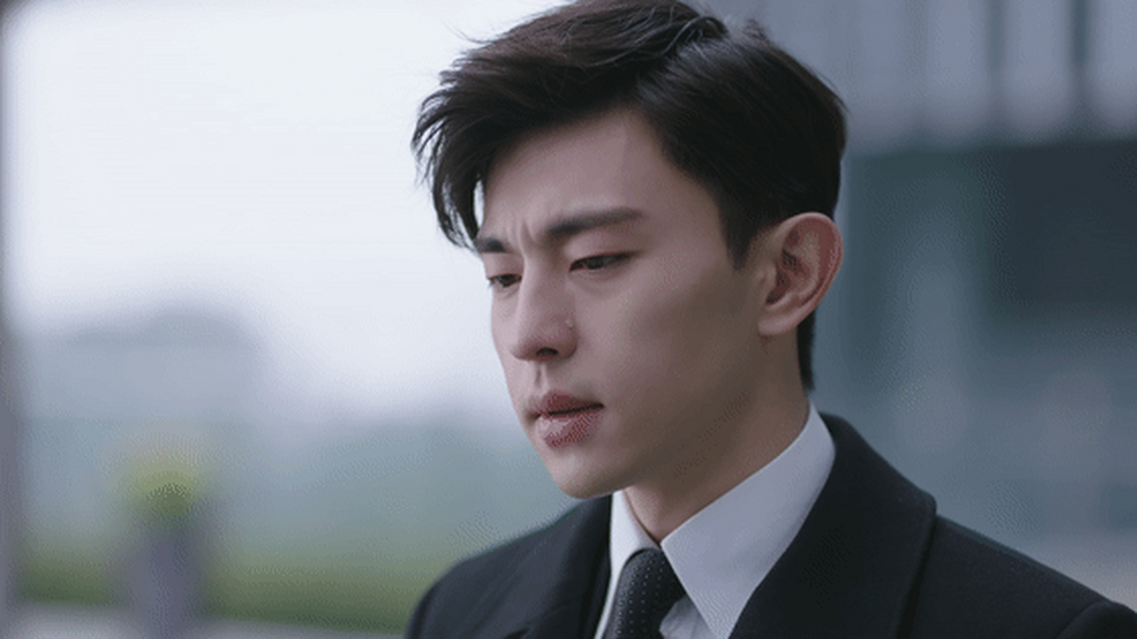 邓伦的脸真的不大,五官十分立体,他的鼻子从山根到鼻尖都是秀挺峻拔.